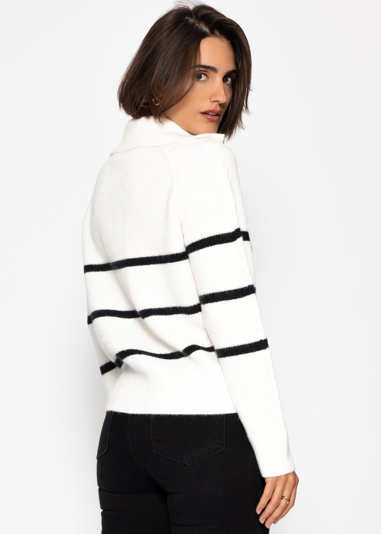 Sweater with zipper on the collar - off-white/black