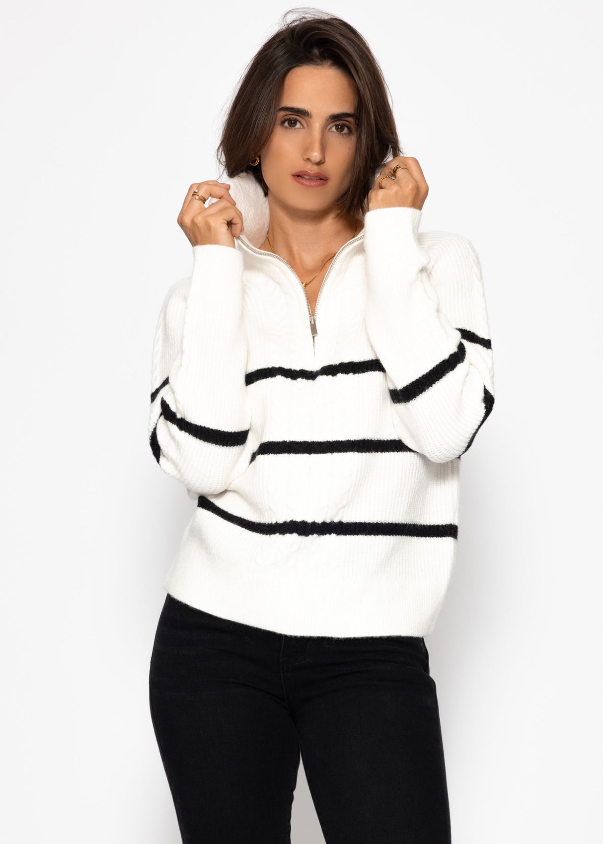 Sweater with zipper on the collar - off-white/black