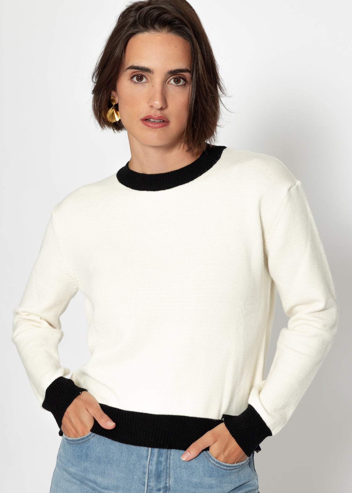 Pullover mit schwarzen Bündchen-Details - offwhite
