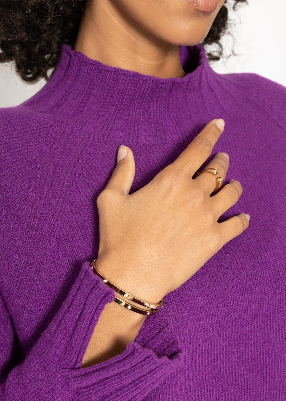 Sweater with stand-up collar and sleeve slits - plum