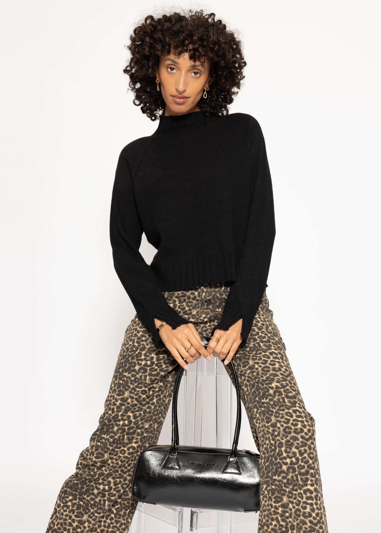 Pullover mit Stehkragen und Ärmelschlitzen - schwarz