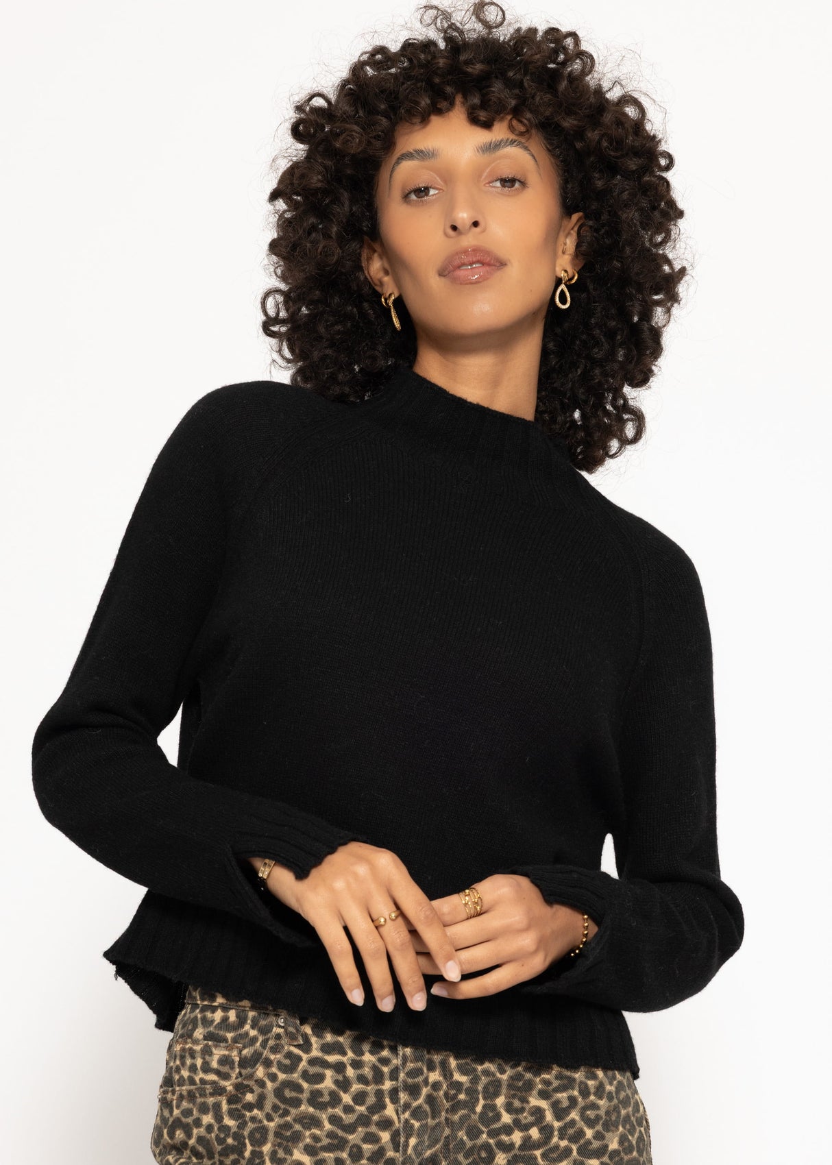 Pullover mit Stehkragen und Ärmelschlitzen - schwarz