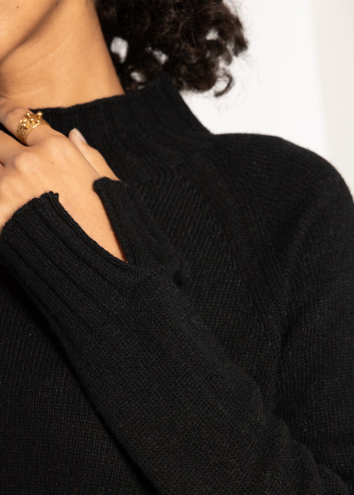 Pullover mit Stehkragen und Ärmelschlitzen - schwarz