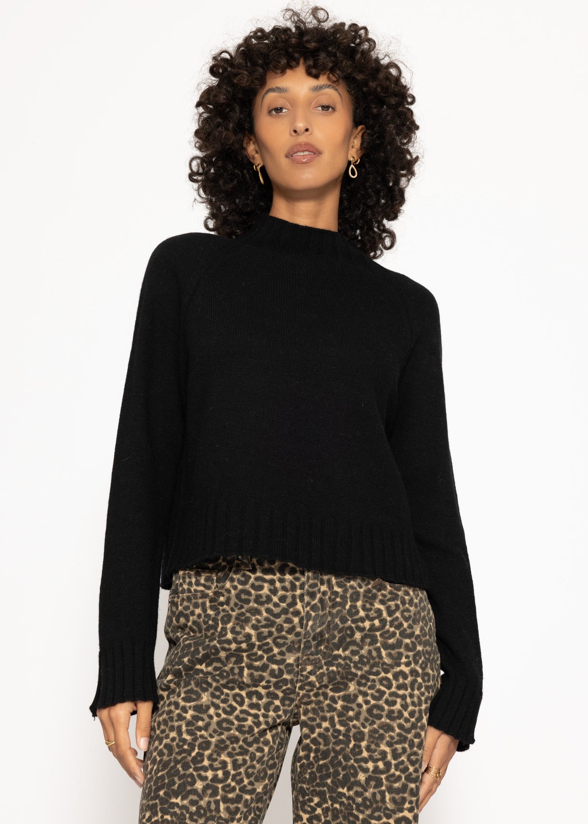 Pullover mit Stehkragen und Ärmelschlitzen - schwarz