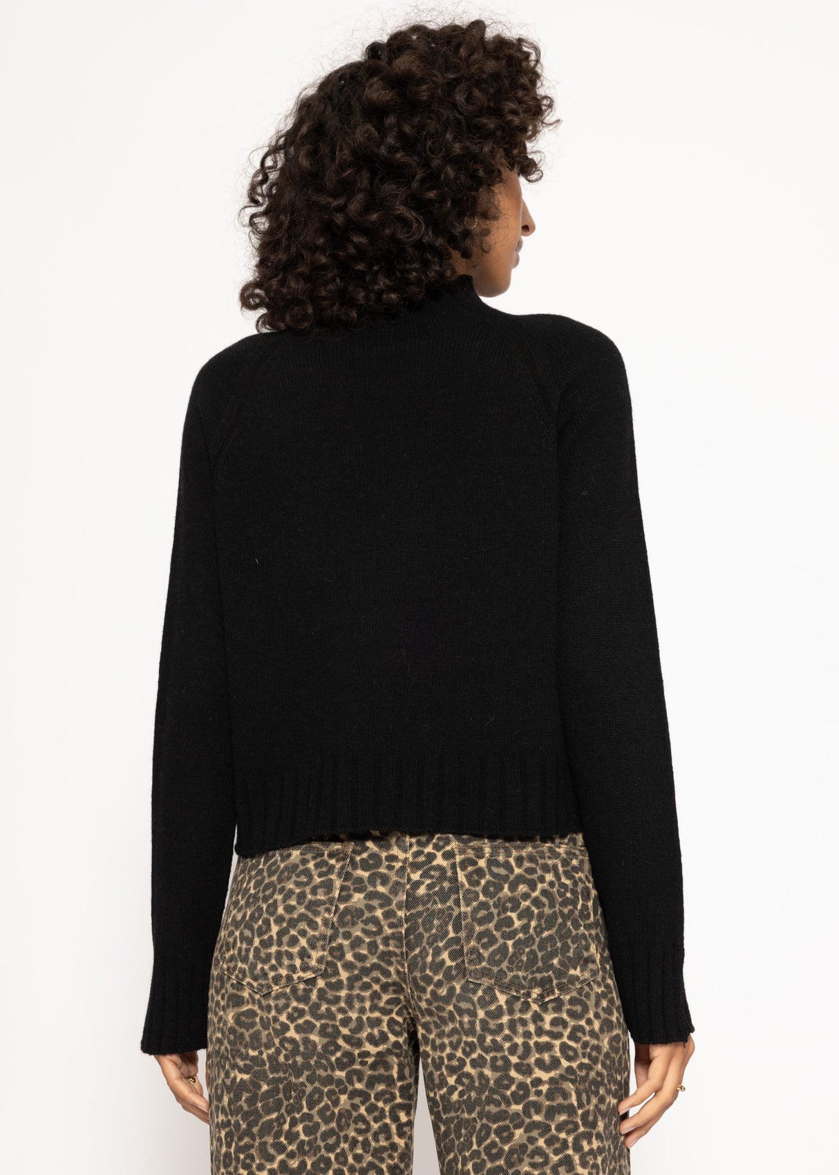 Pullover mit Stehkragen und Ärmelschlitzen - schwarz