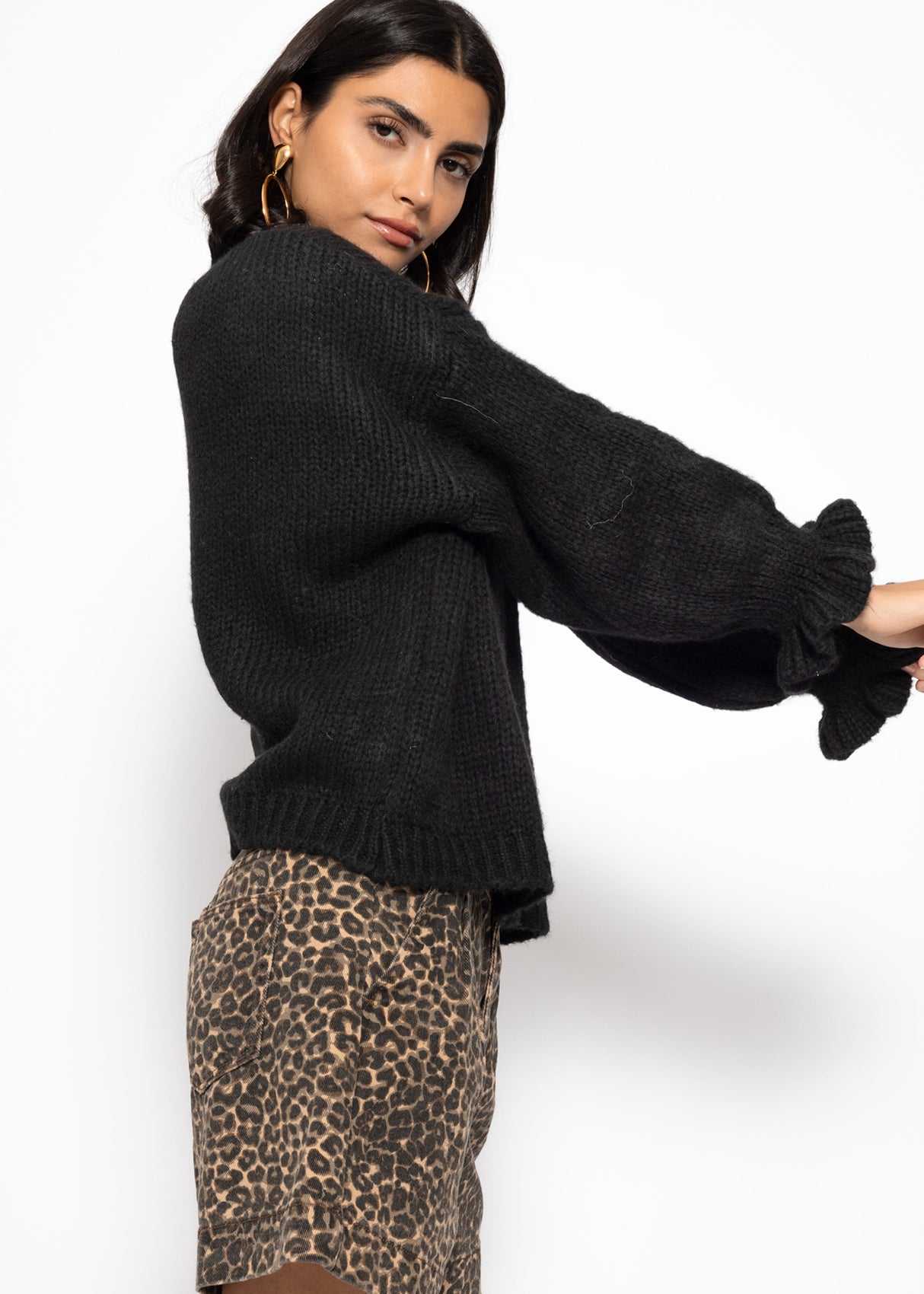Sweater with flounce sleeves - black