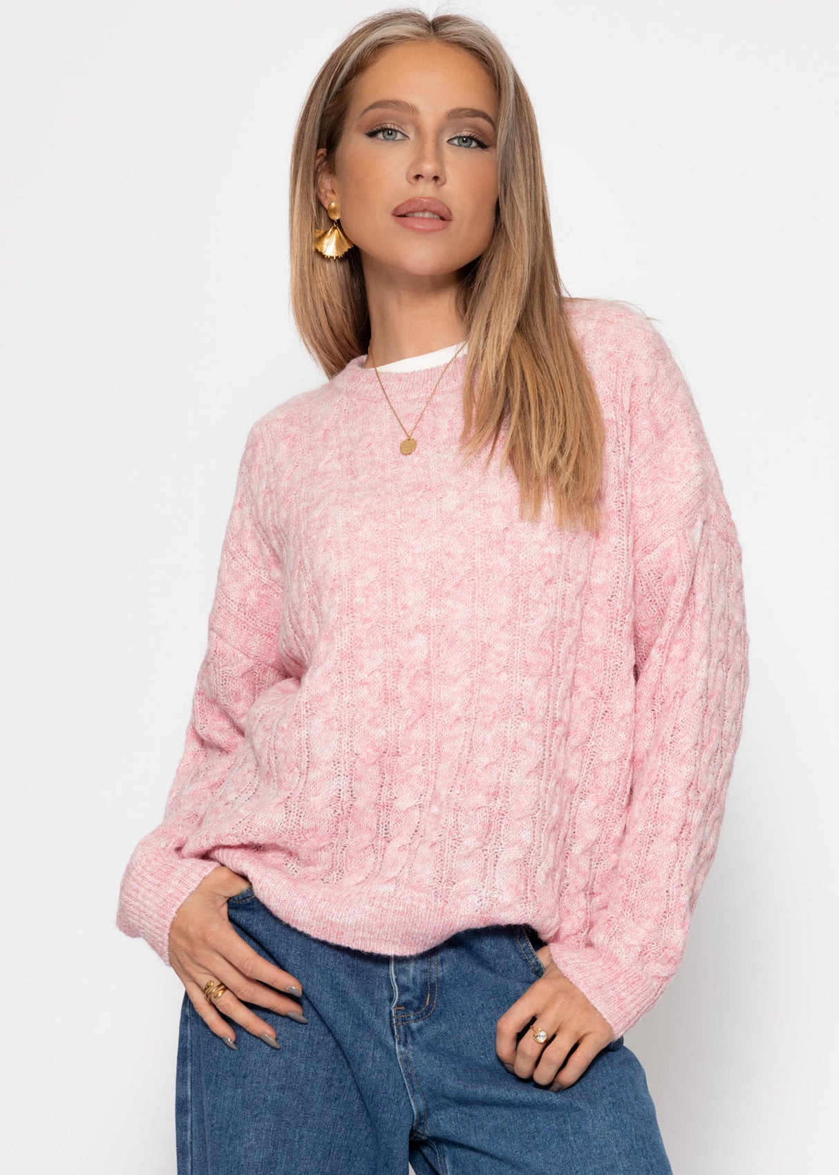Pullover with a cable pattern - light pink