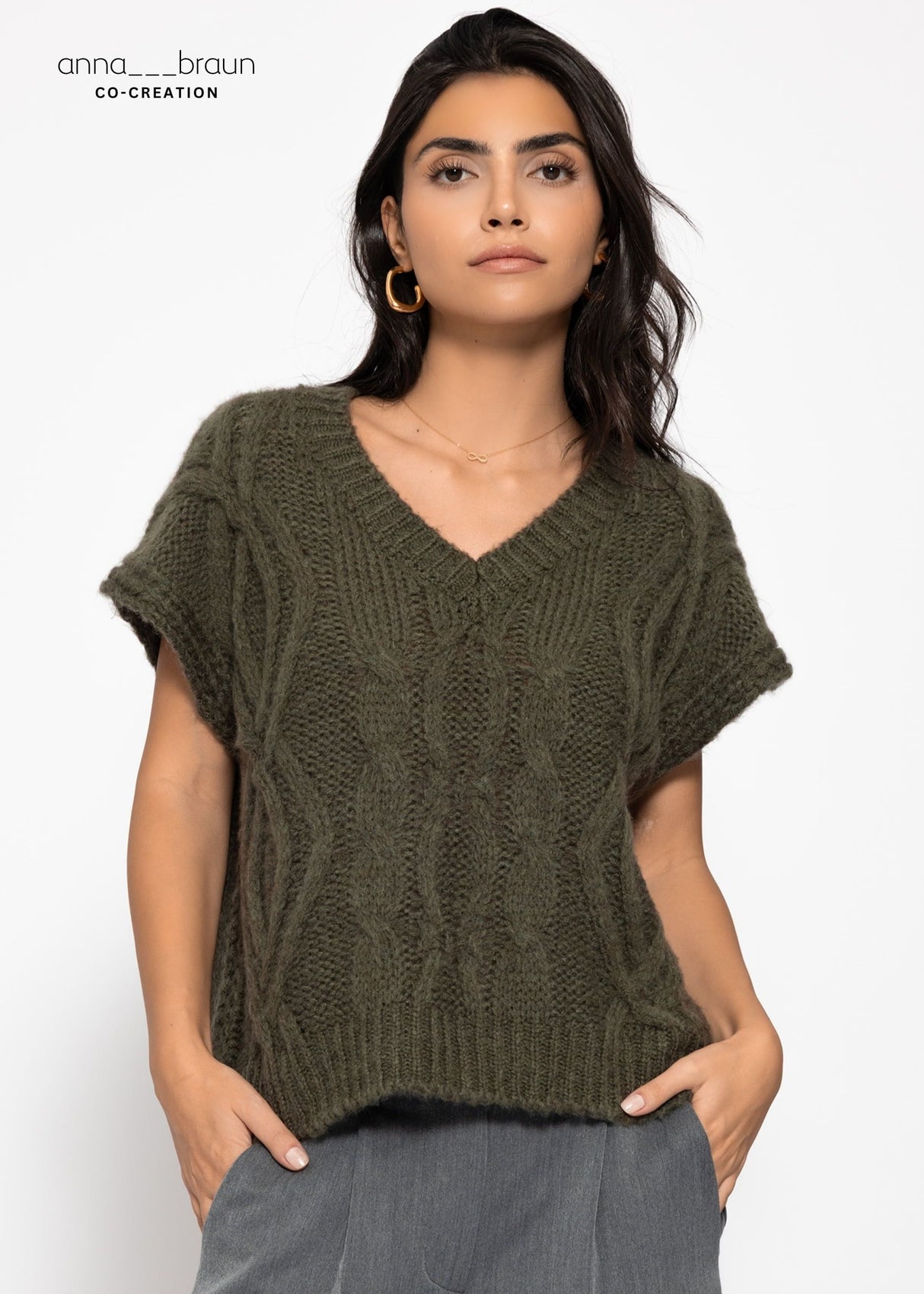 Sleeveless sweater with cable knit pattern and V-neck - green
