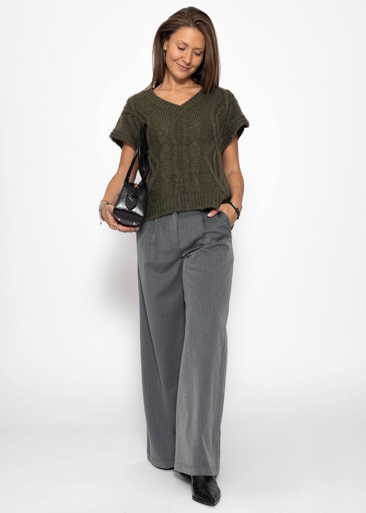 Sleeveless sweater with cable knit pattern and V-neck - green