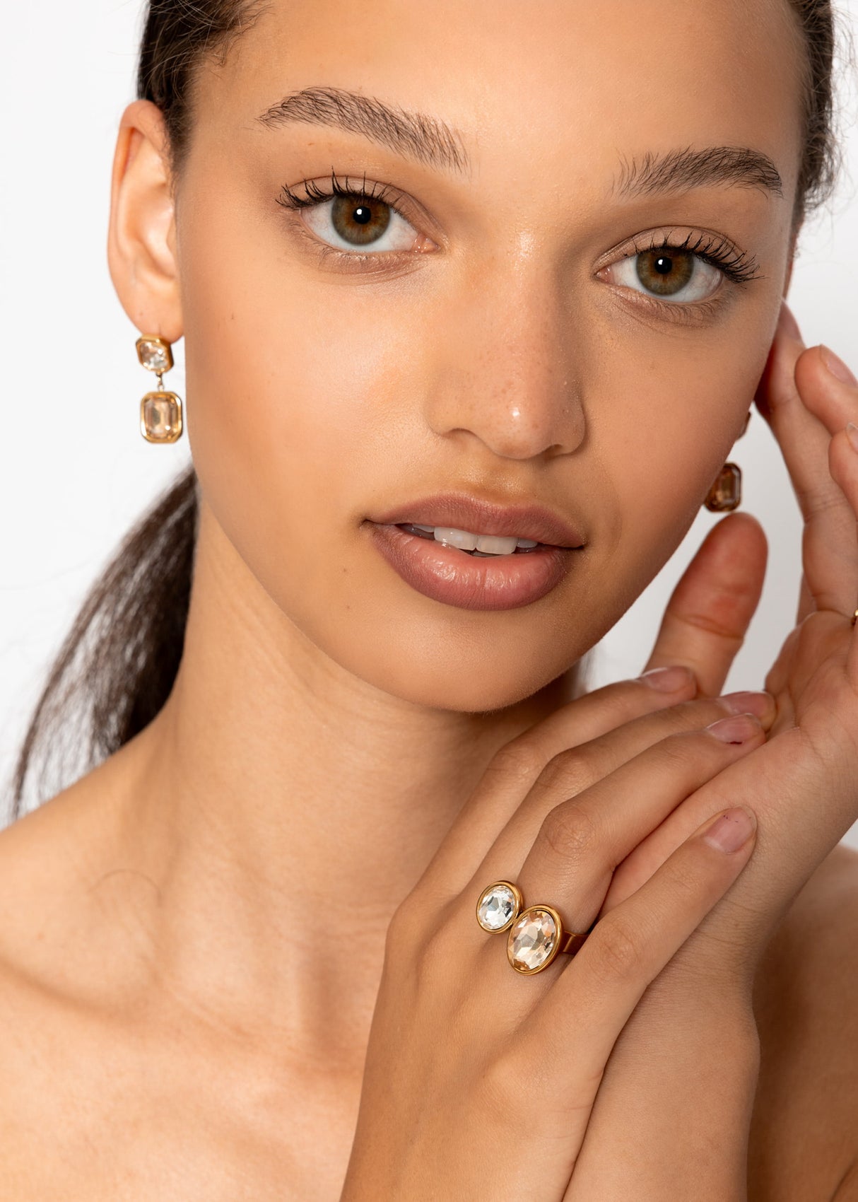 Ring mit 2 hellen Schmucksteinen - gold