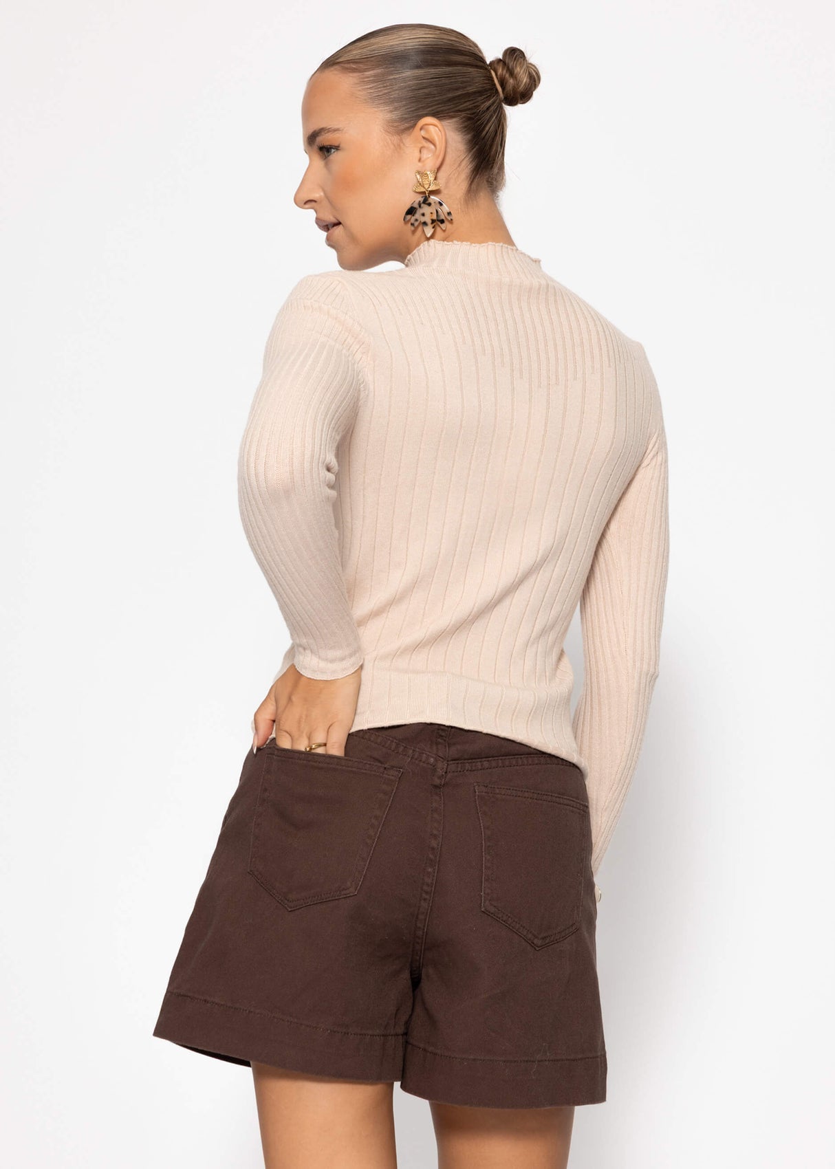 Rib knitting sweater with stand -up collar - beige