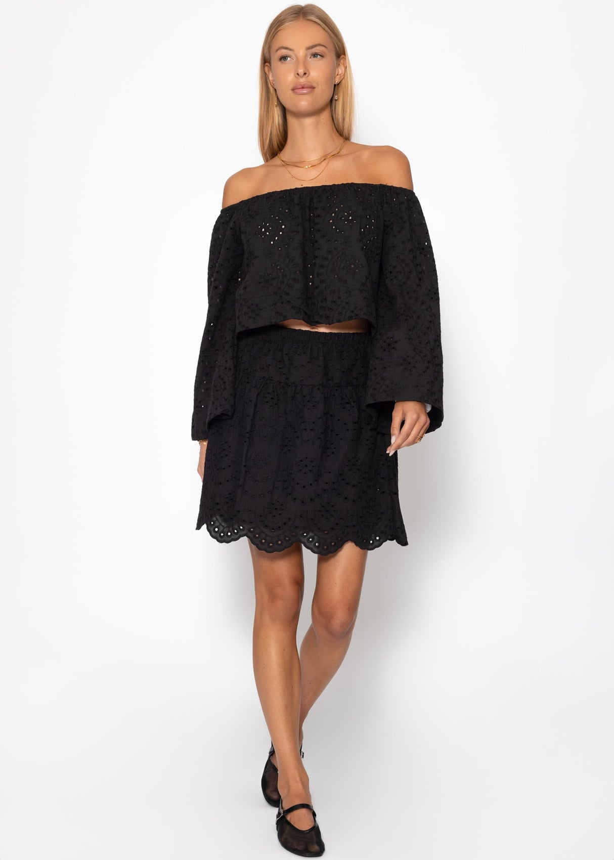 Rock mit Lochstickerei - schwarz