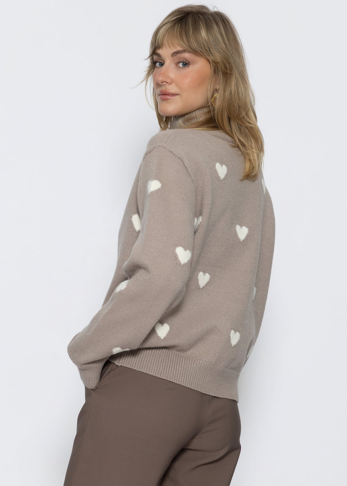 Rollkragenpullover mit Herzmuster - taupe