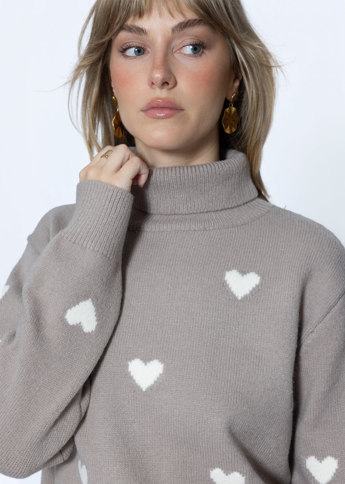 Rollkragenpullover mit Herzmuster - taupe
