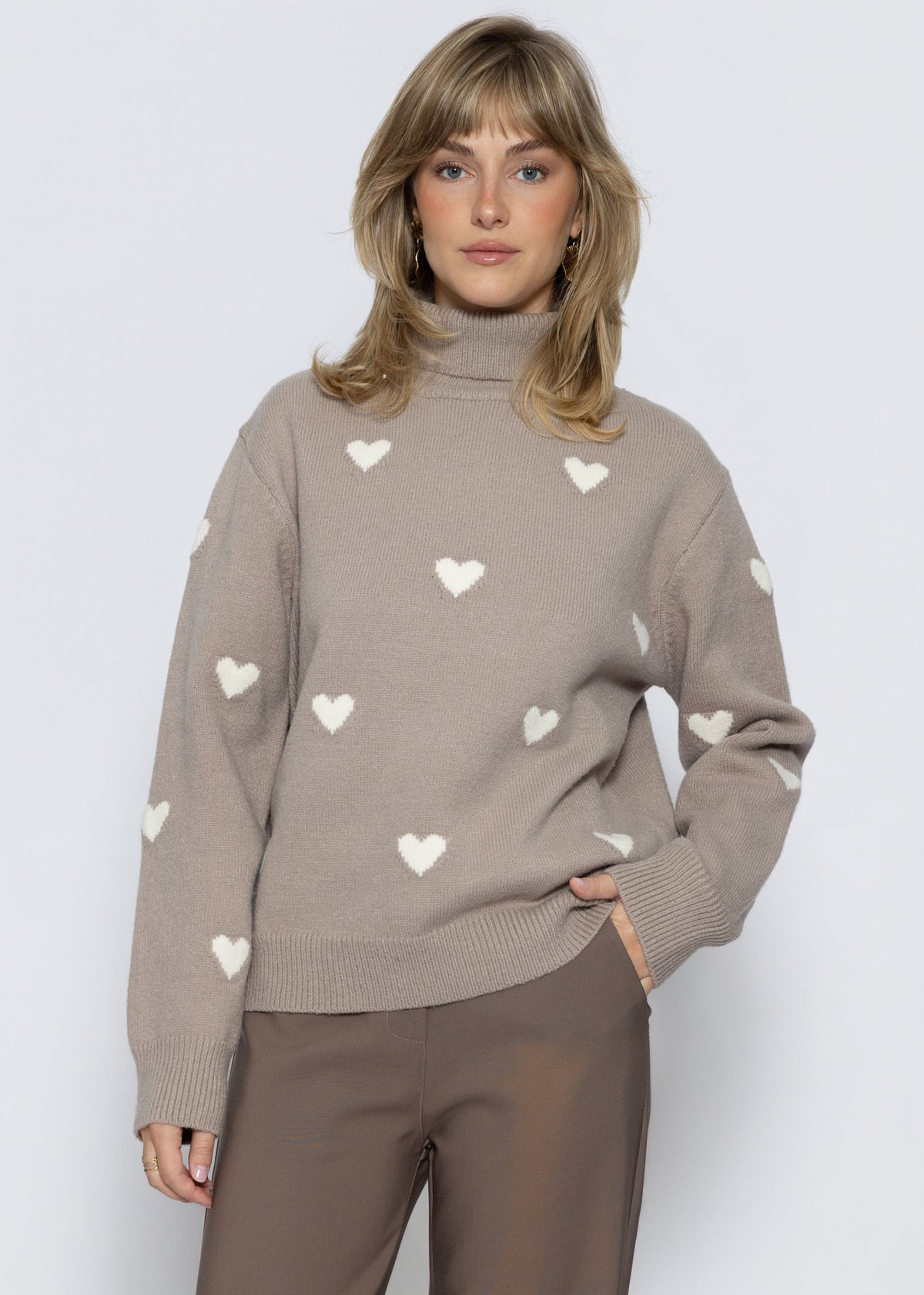 Rollkragenpullover mit Herzmuster - taupe