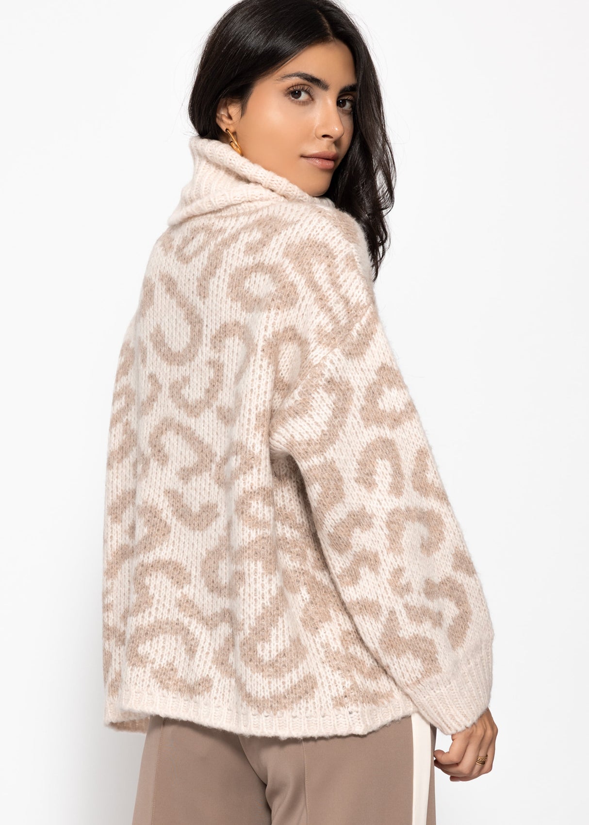 Rollkragenpullover mit Leomuster - beige