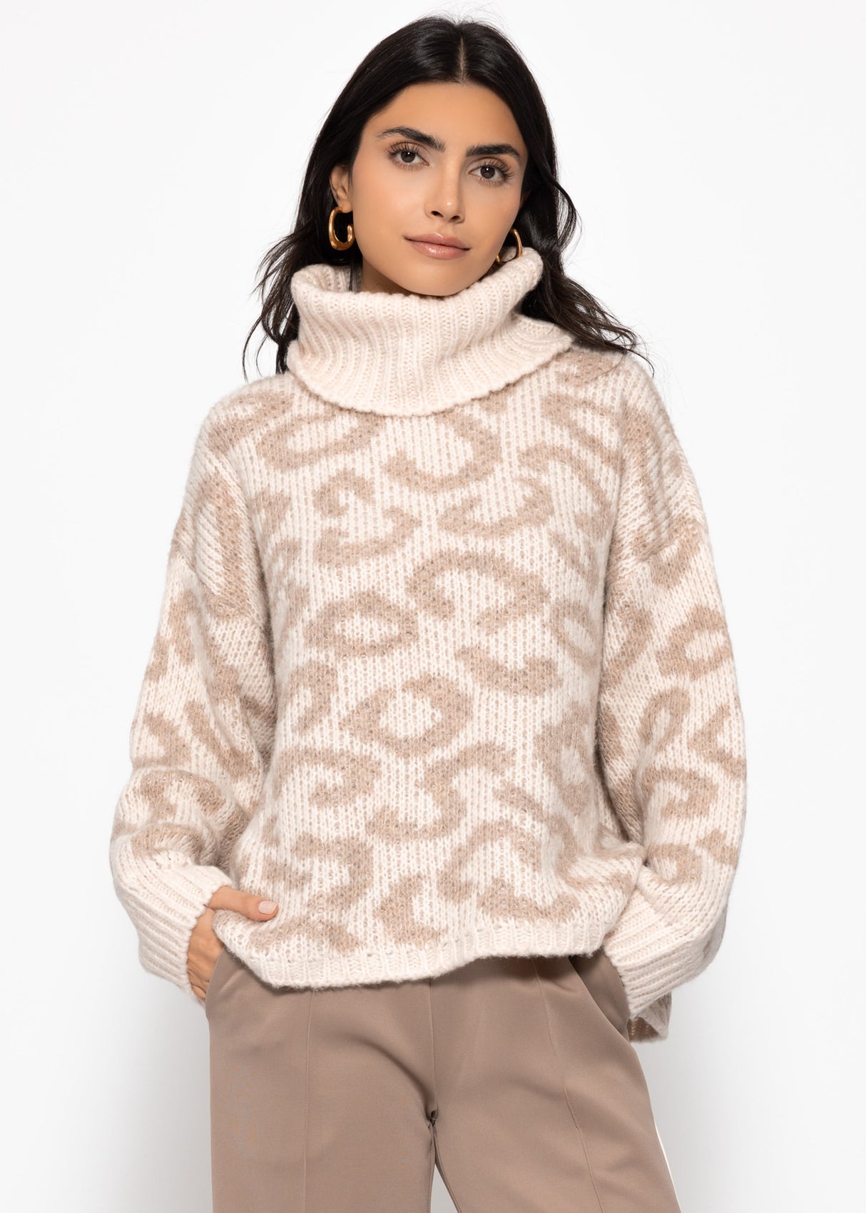 Rollkragenpullover mit Leomuster - beige
