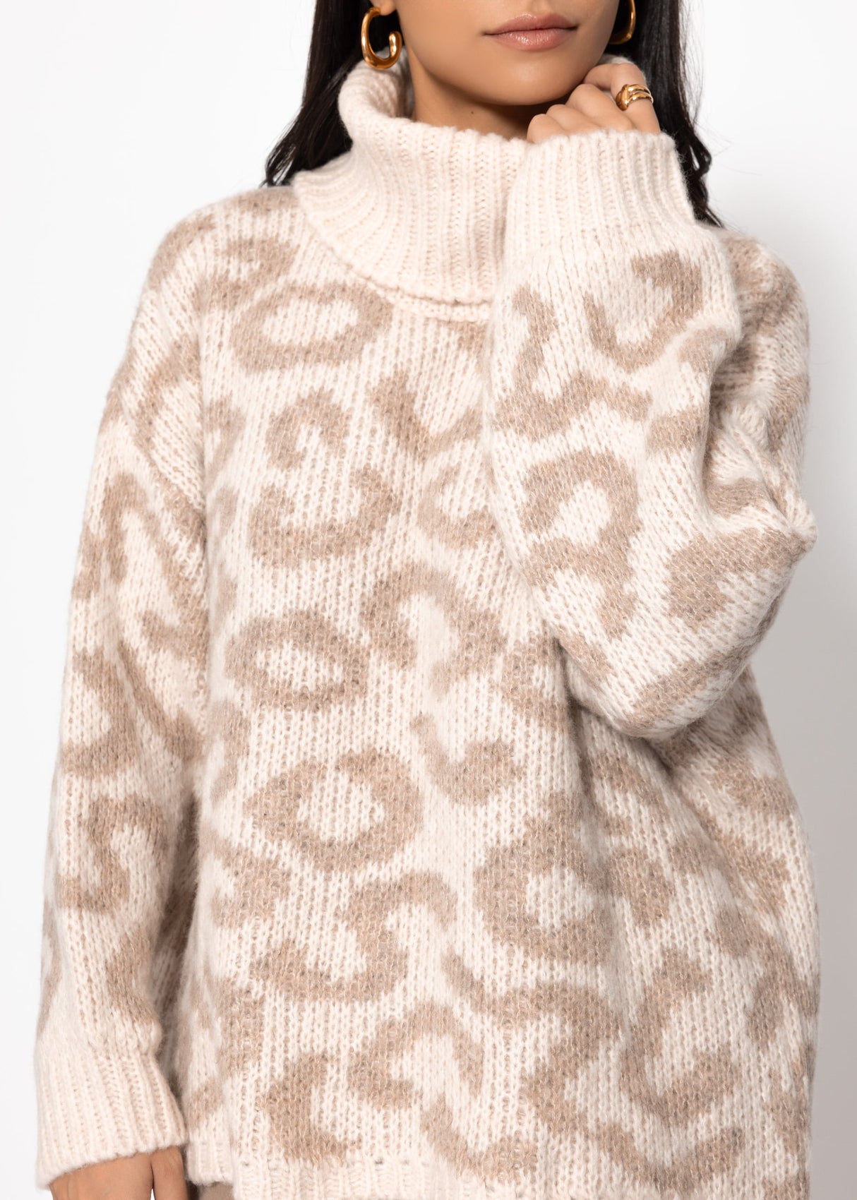 Rollkragenpullover mit Leomuster - beige