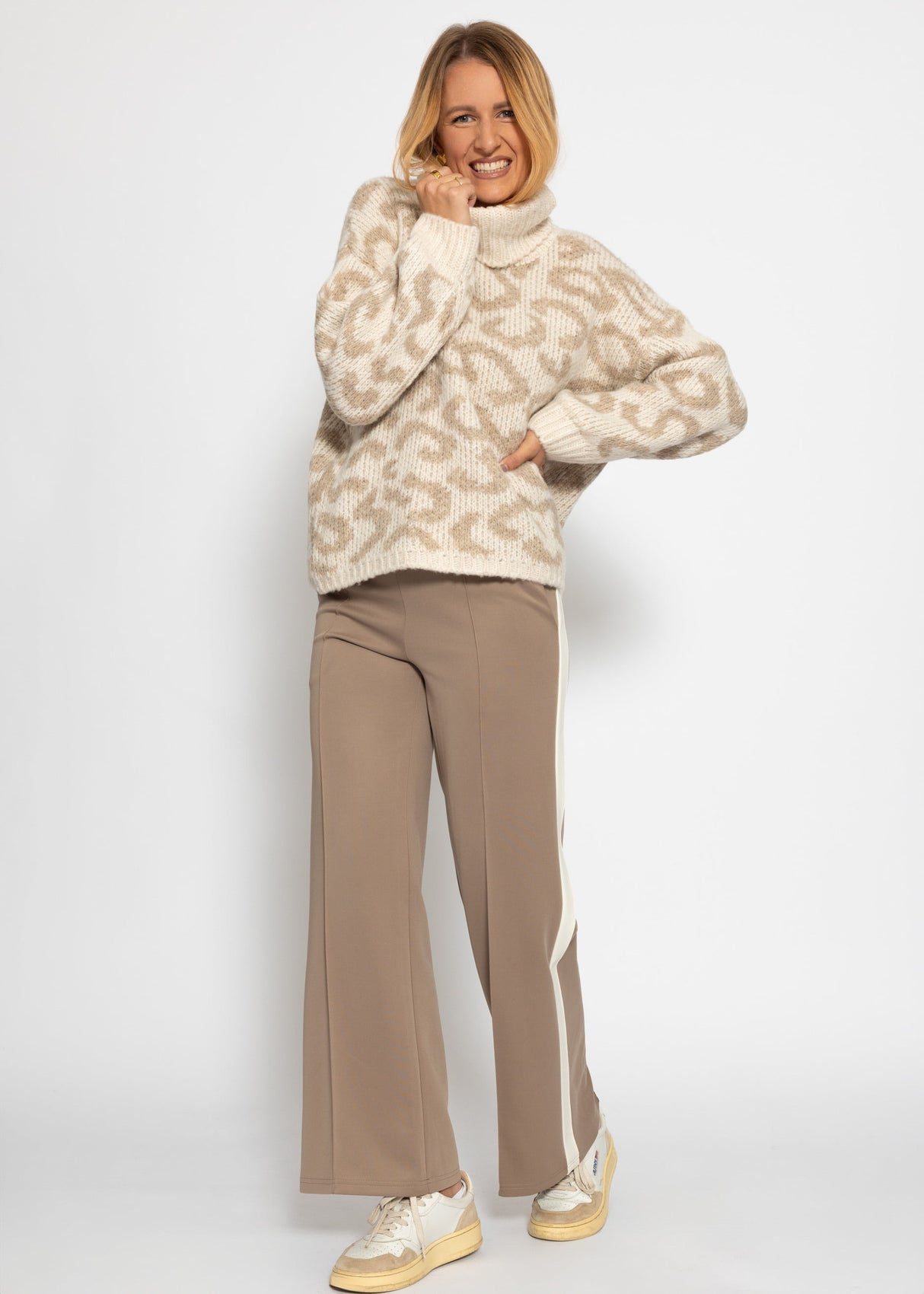 Turtleneck sweater with leopard print - beige