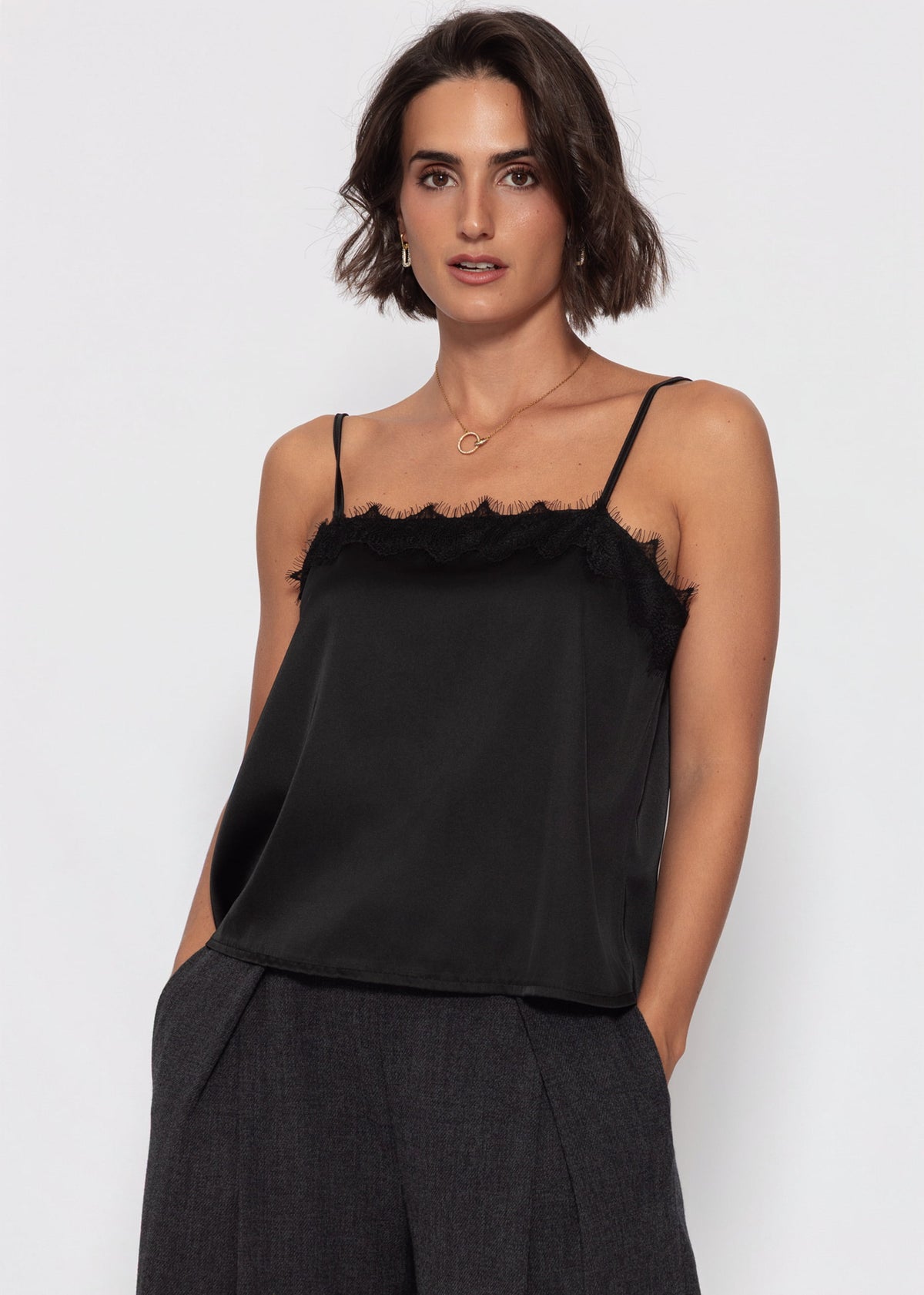 Satin Top mit Spitze - schwarz