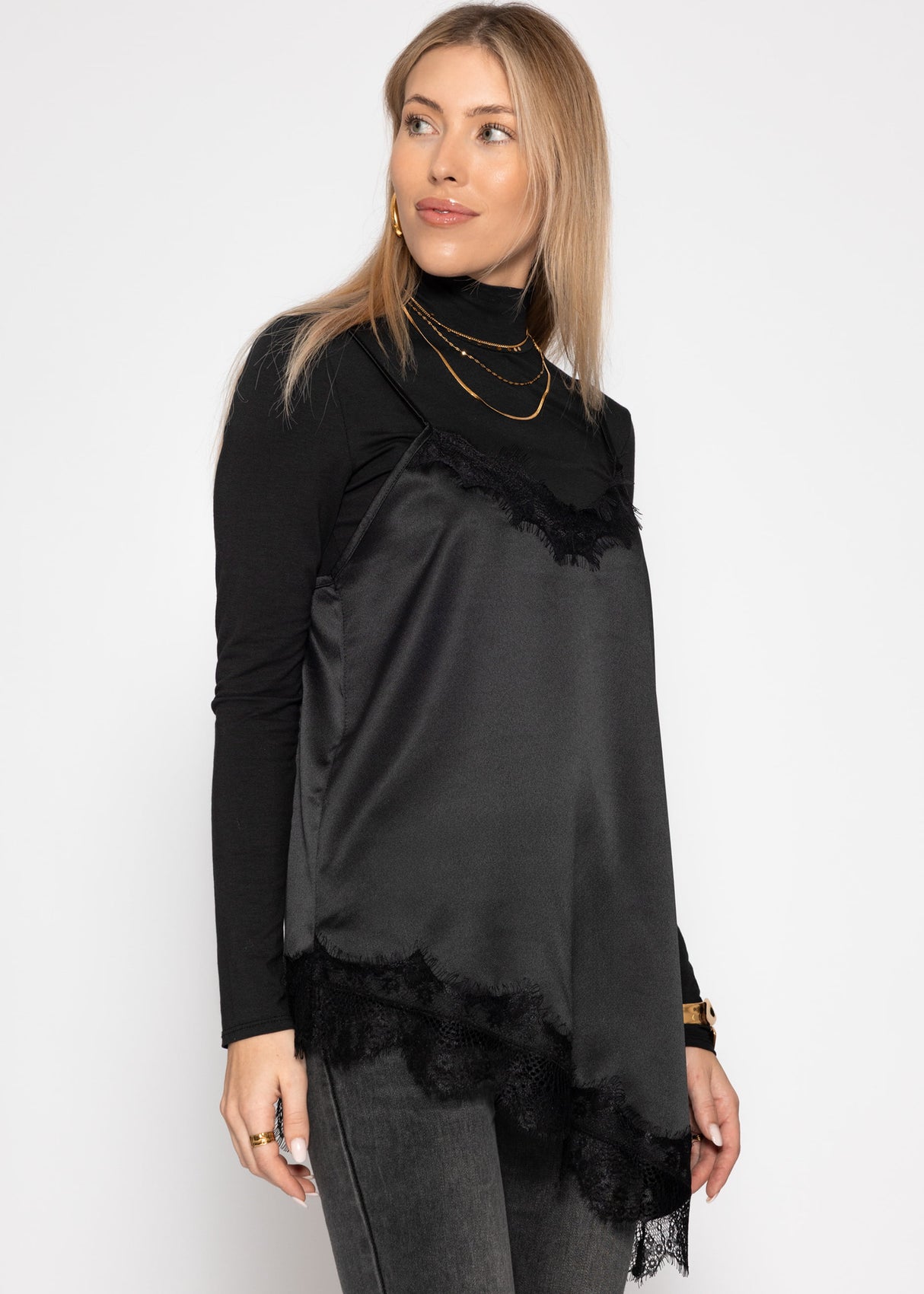 Satin-Top mit Spitze und asymmetrischem Saum - schwarz