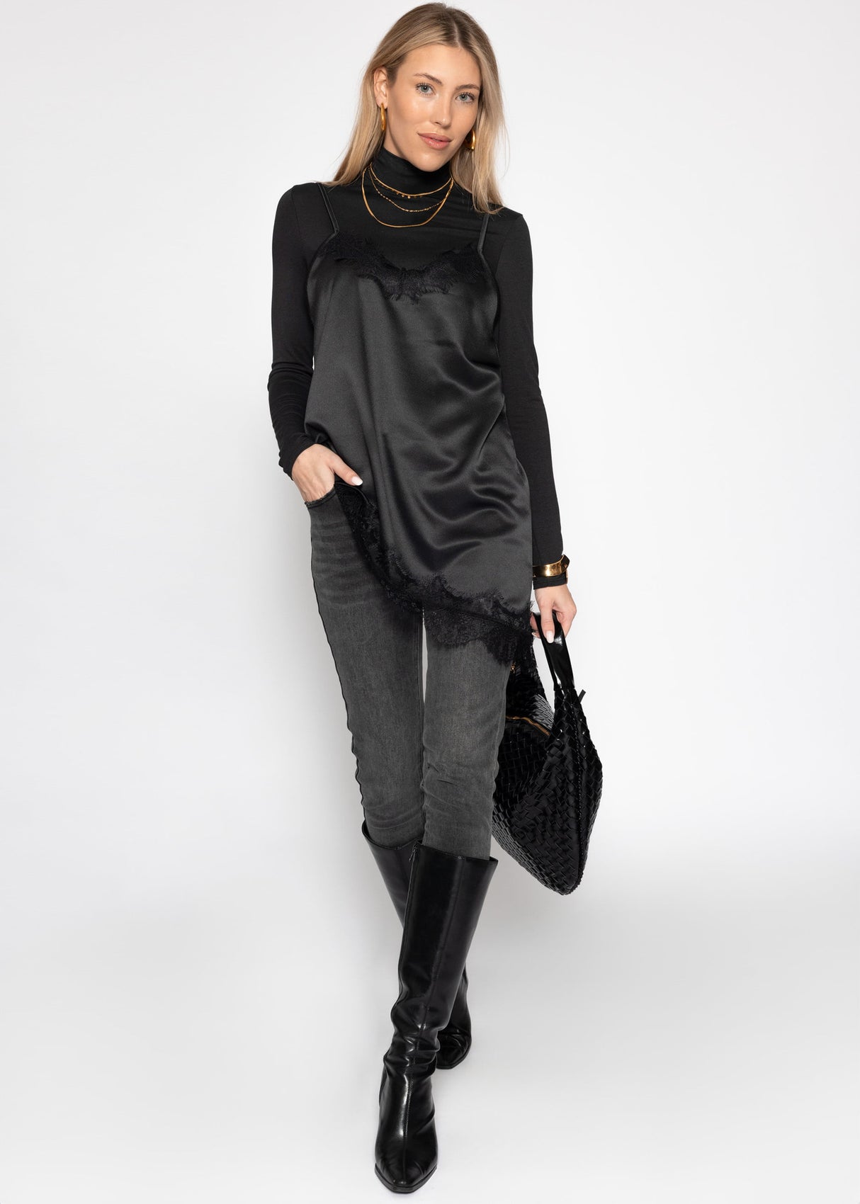 Satin-Top mit Spitze und asymmetrischem Saum - schwarz