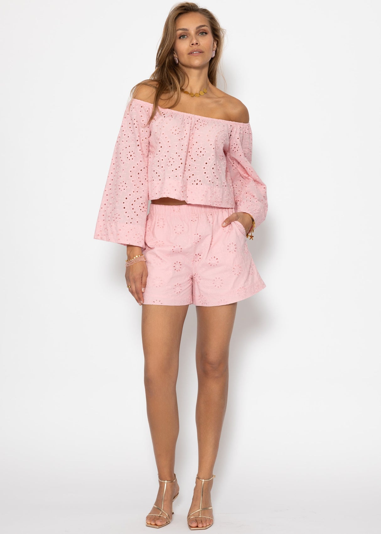 Shoulder -free long -sleeved top with hole embroidery - pink