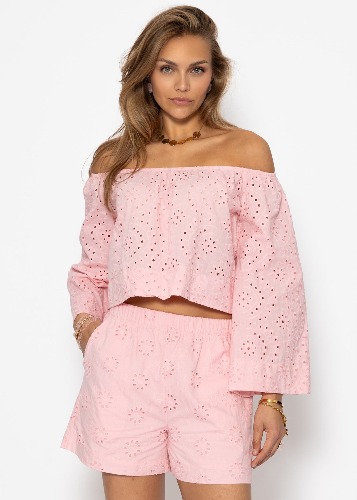 Shoulder -free long -sleeved top with hole embroidery - pink