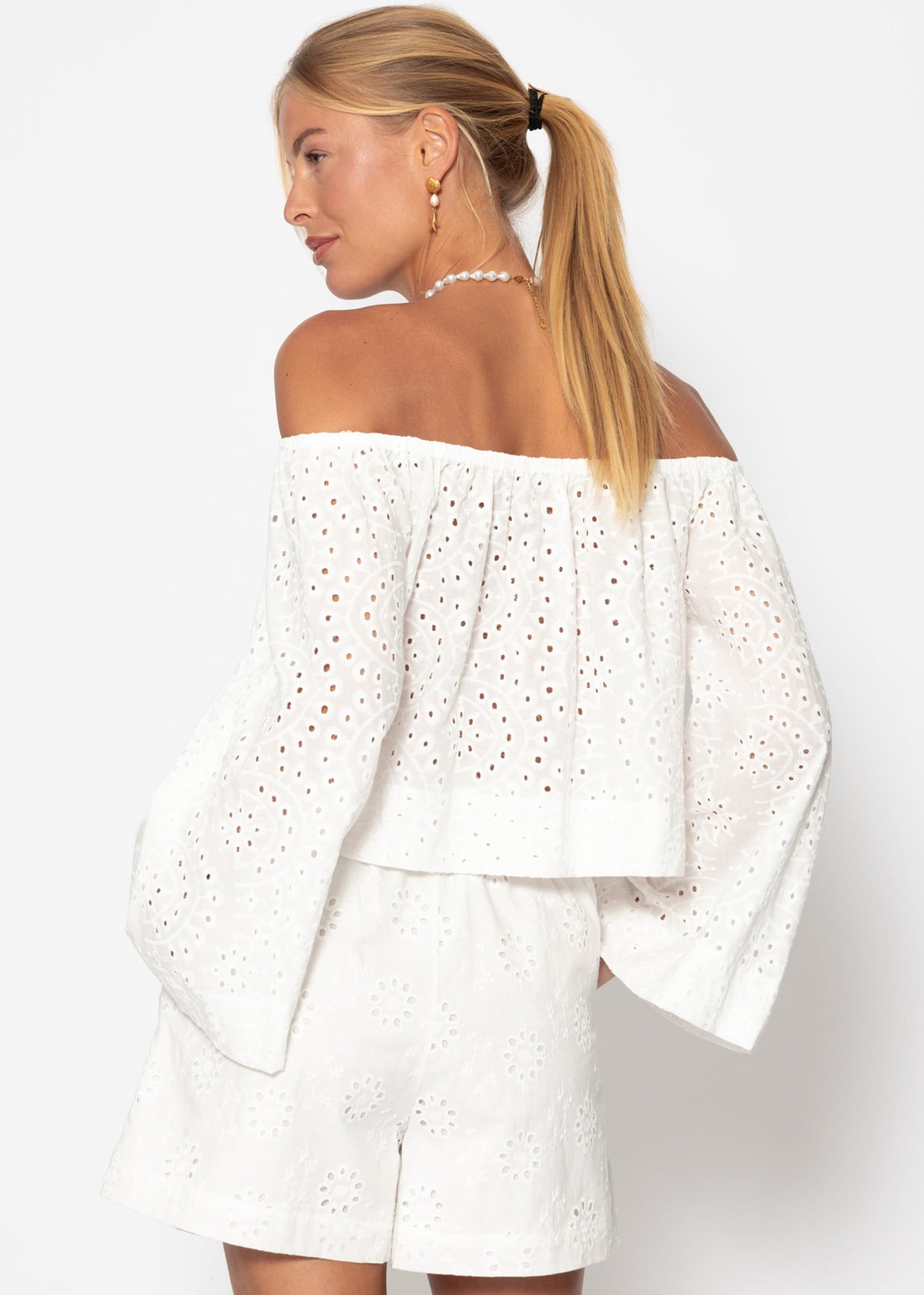 Schulterfreies Langarm Top mit Lochstickerei - weiß
