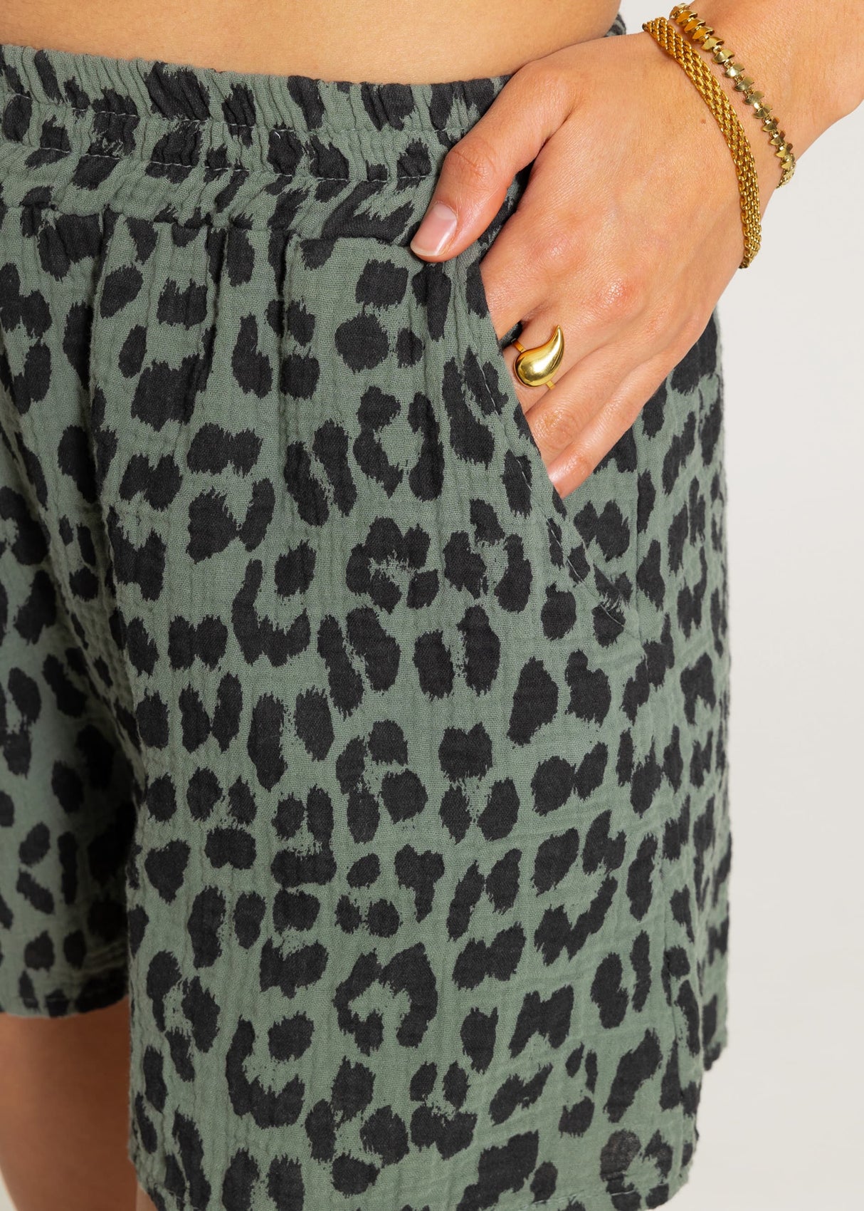 Muslin shorts with leopard print - khaki