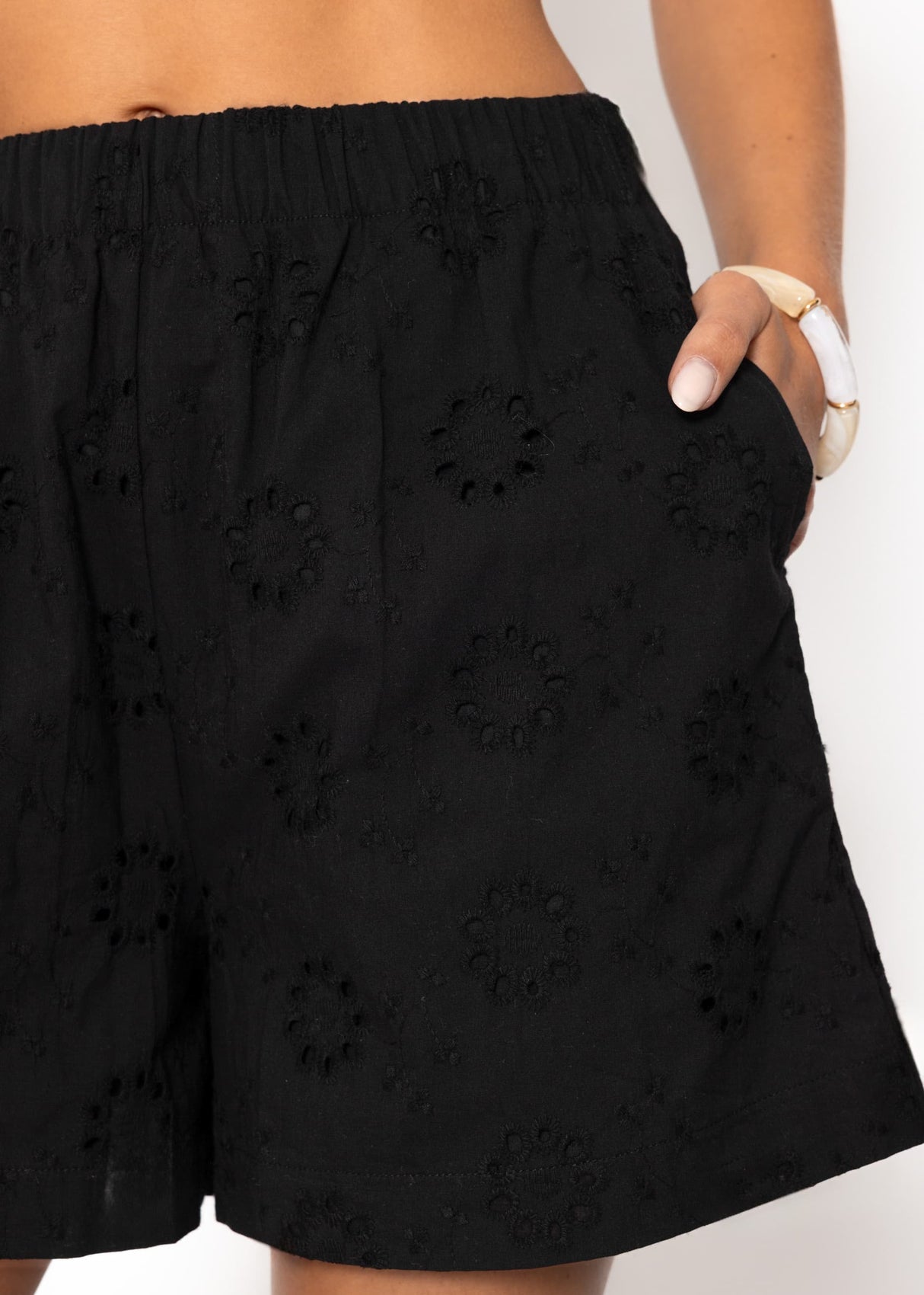 Shorts mit Lochstickerei - schwarz