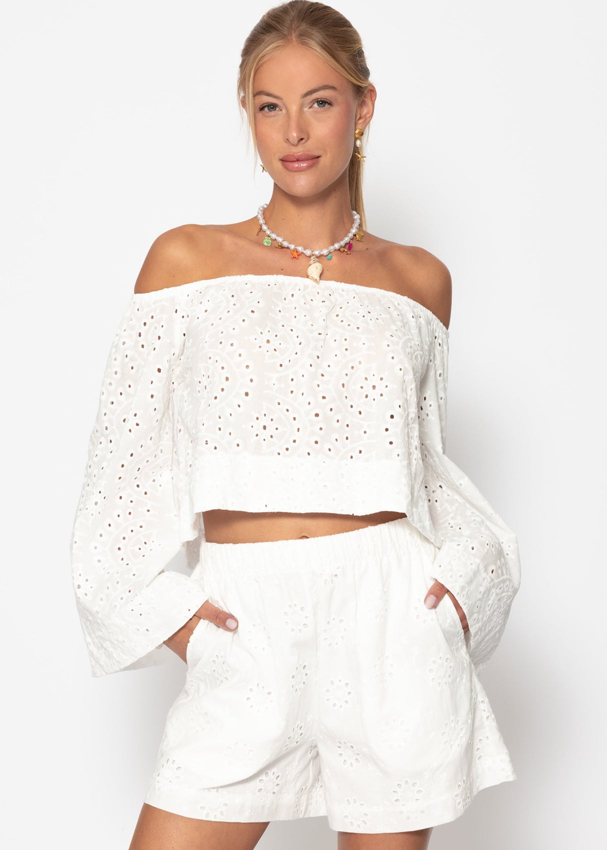 Shorts mit Lochstickerei - weiß