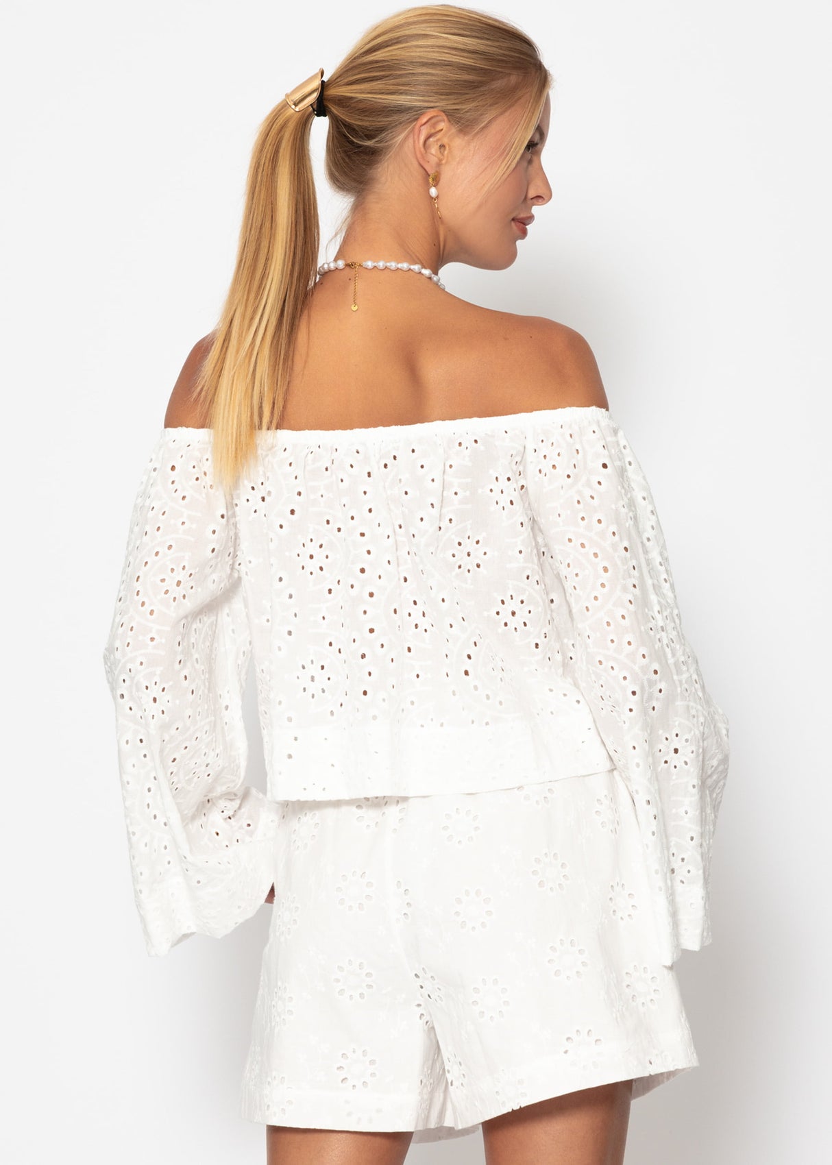 Shorts mit Lochstickerei - weiß