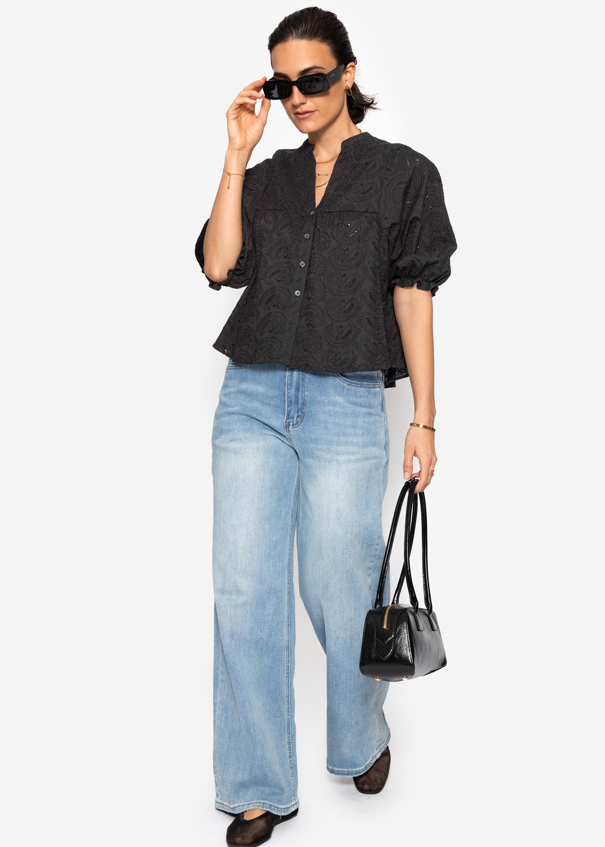 Spitzen Bluse mit kurzen Ballonärmeln - schwarz