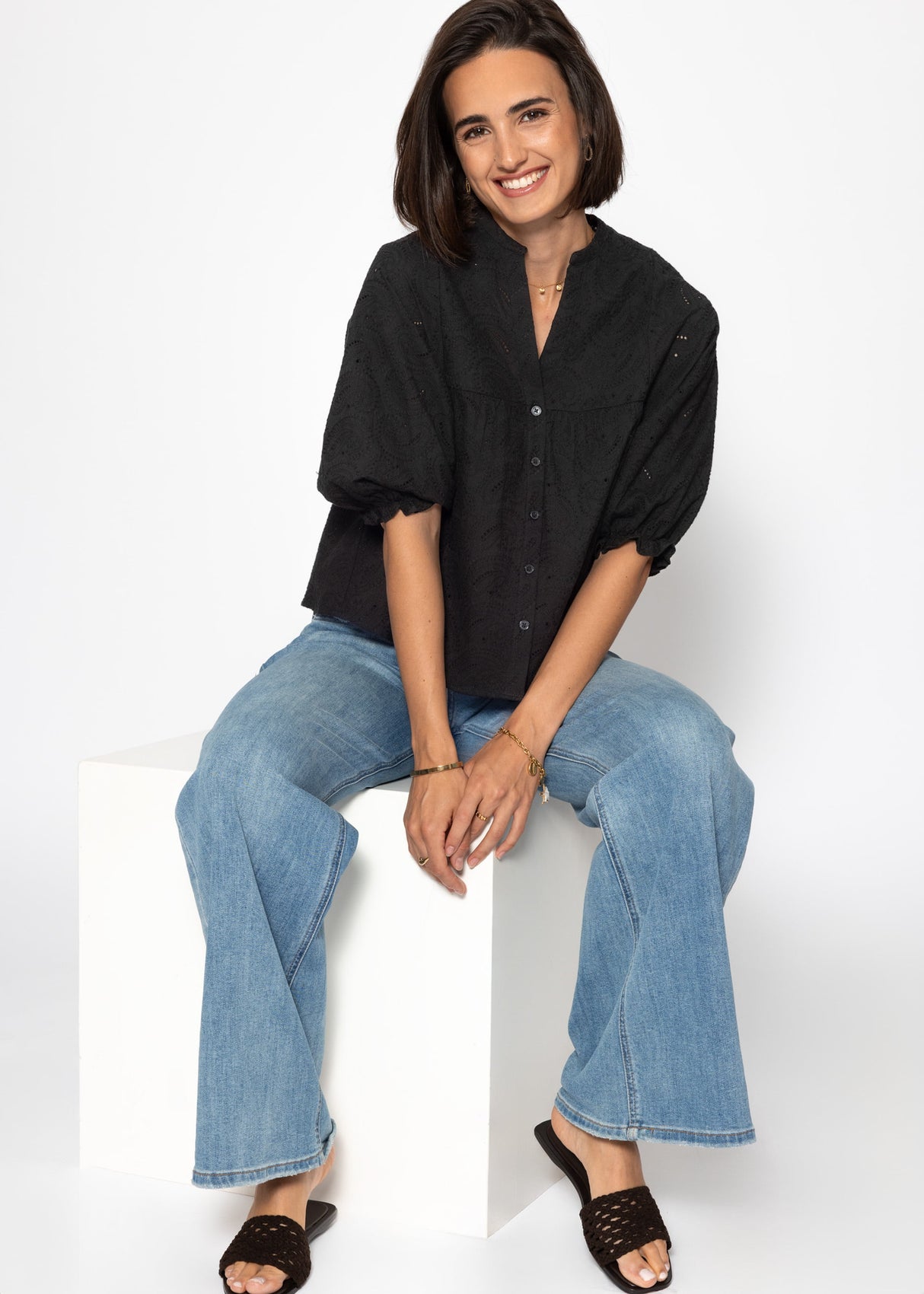 Pointed blouse with short balloon sleeves - black