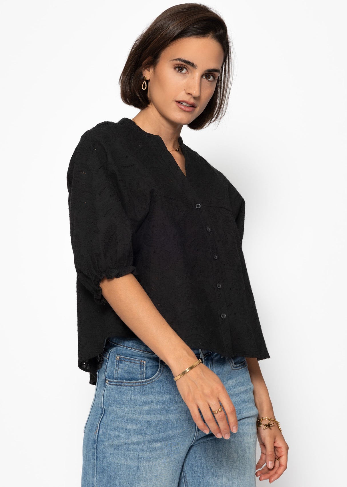 Pointed blouse with short balloon sleeves - black