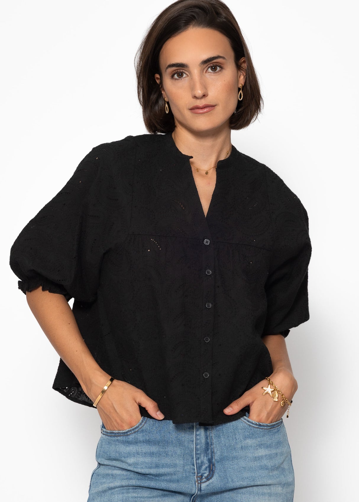 Pointed blouse with short balloon sleeves - black
