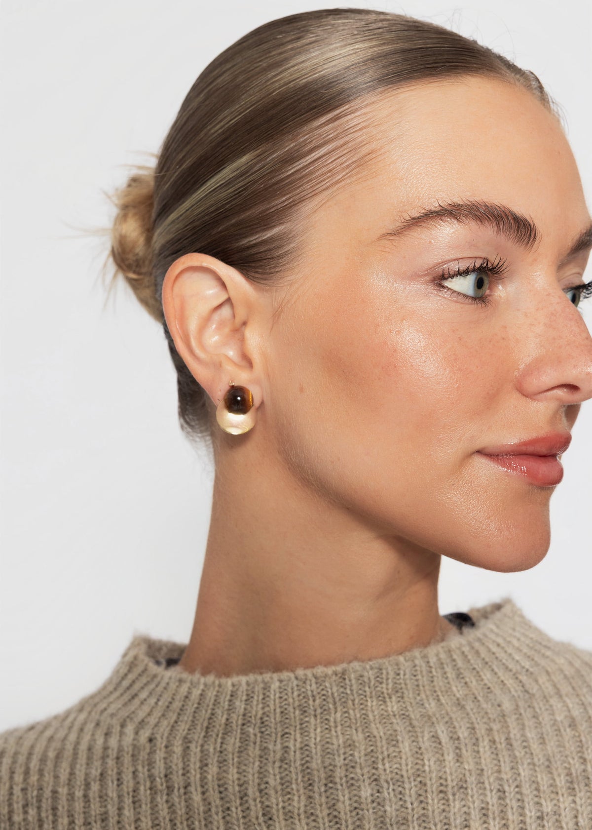 Statement-Ohrringe in Bernsteinoptik - gold