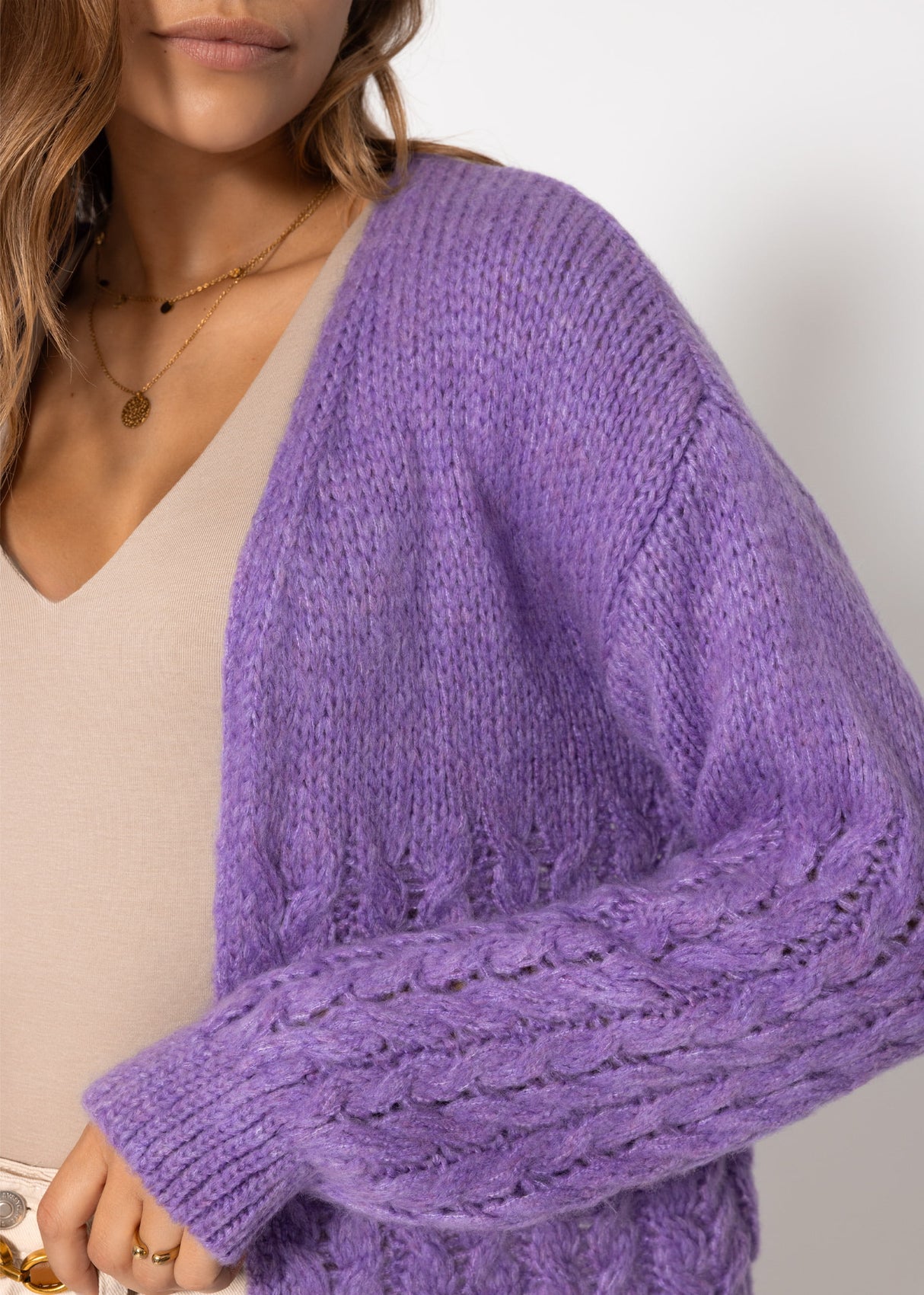 Knitted cardigan with cable pattern - purple