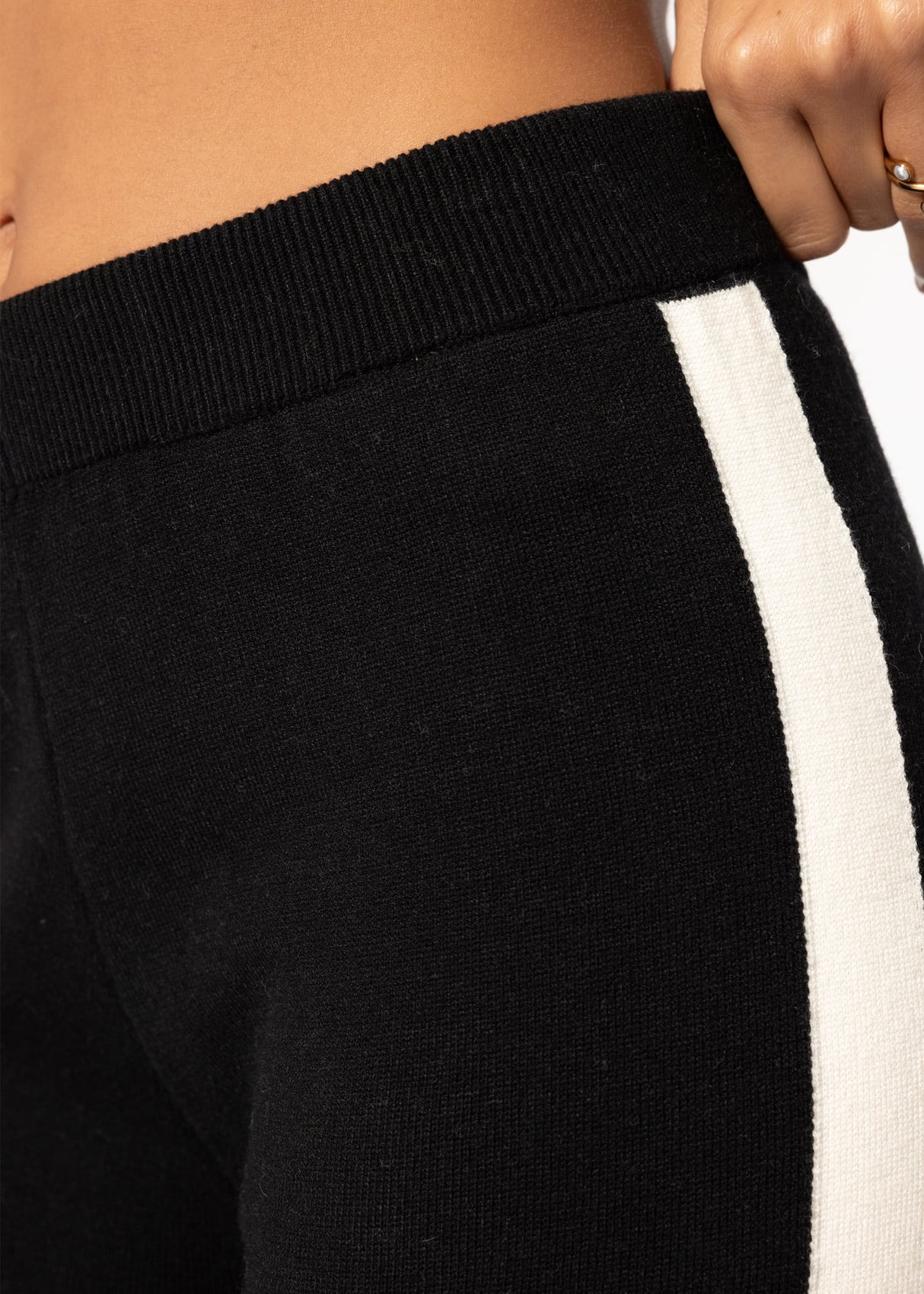 Strickhose mit kontrastierendem Seitenstreifen - schwarz