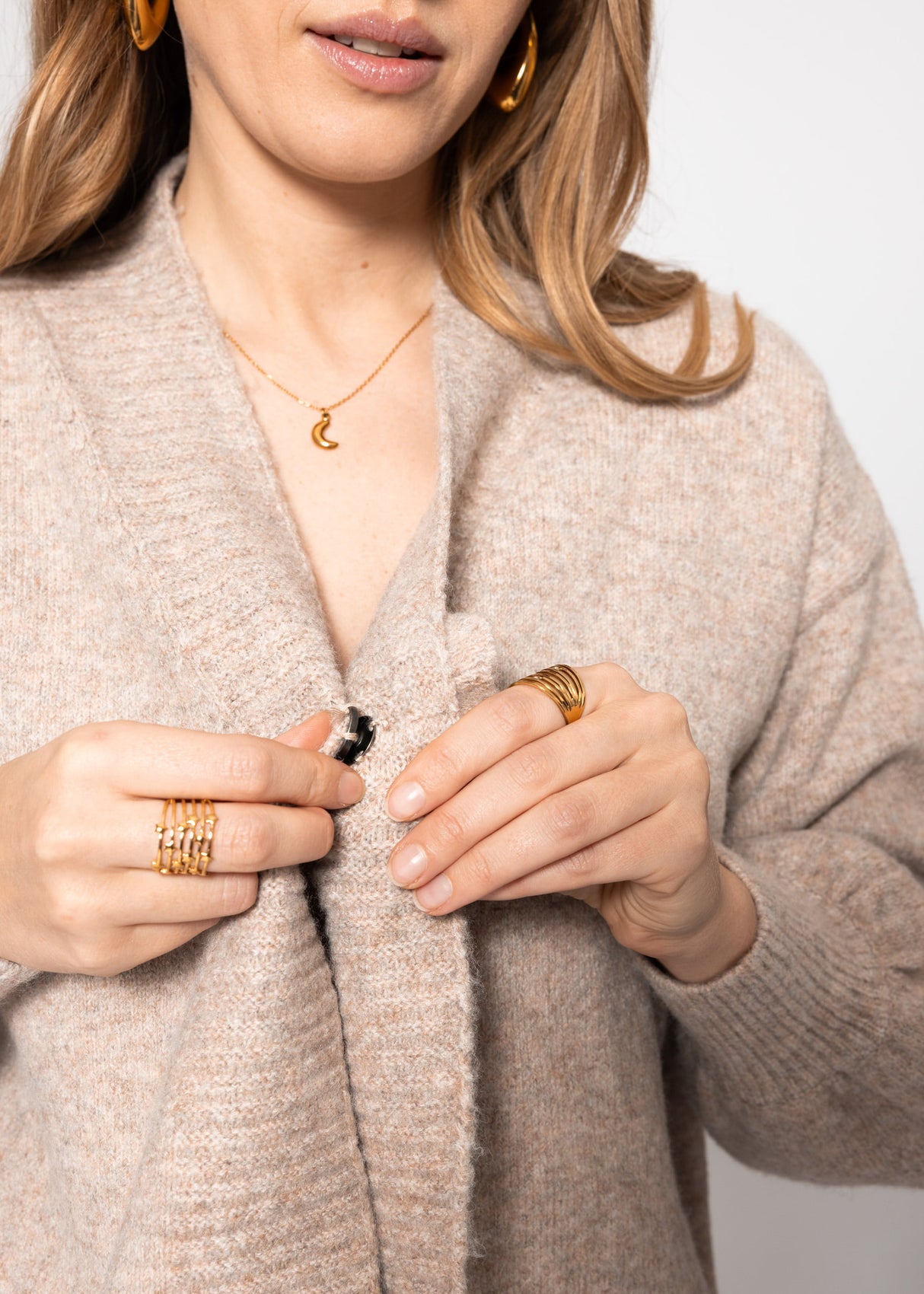 Strickjacke mit Blumenapplikation - taupe