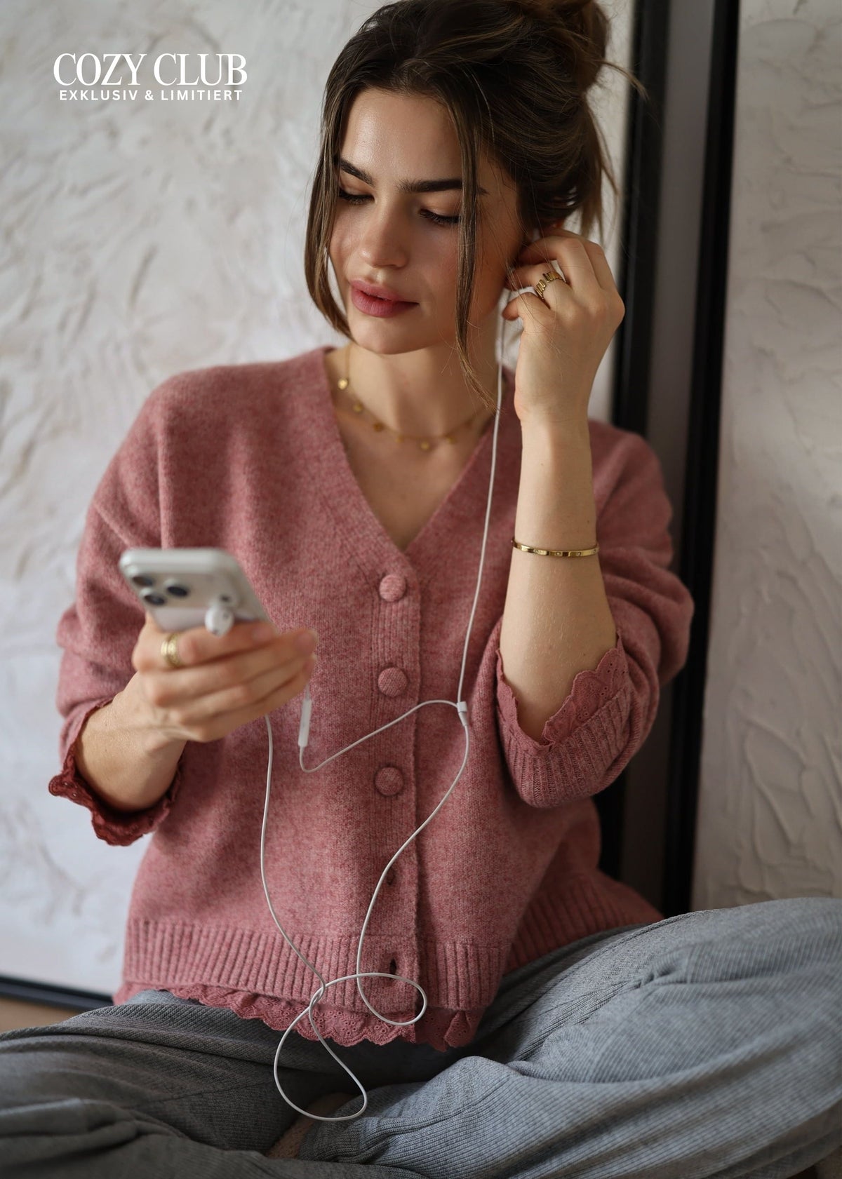 Strickjacke mit Lochstickerei - mauve