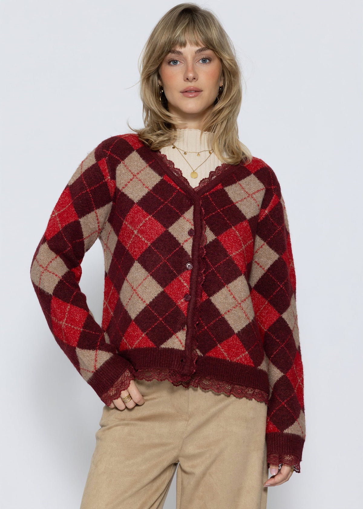 Strickjacke mit Rautenmuster und Spitzenborte - beere