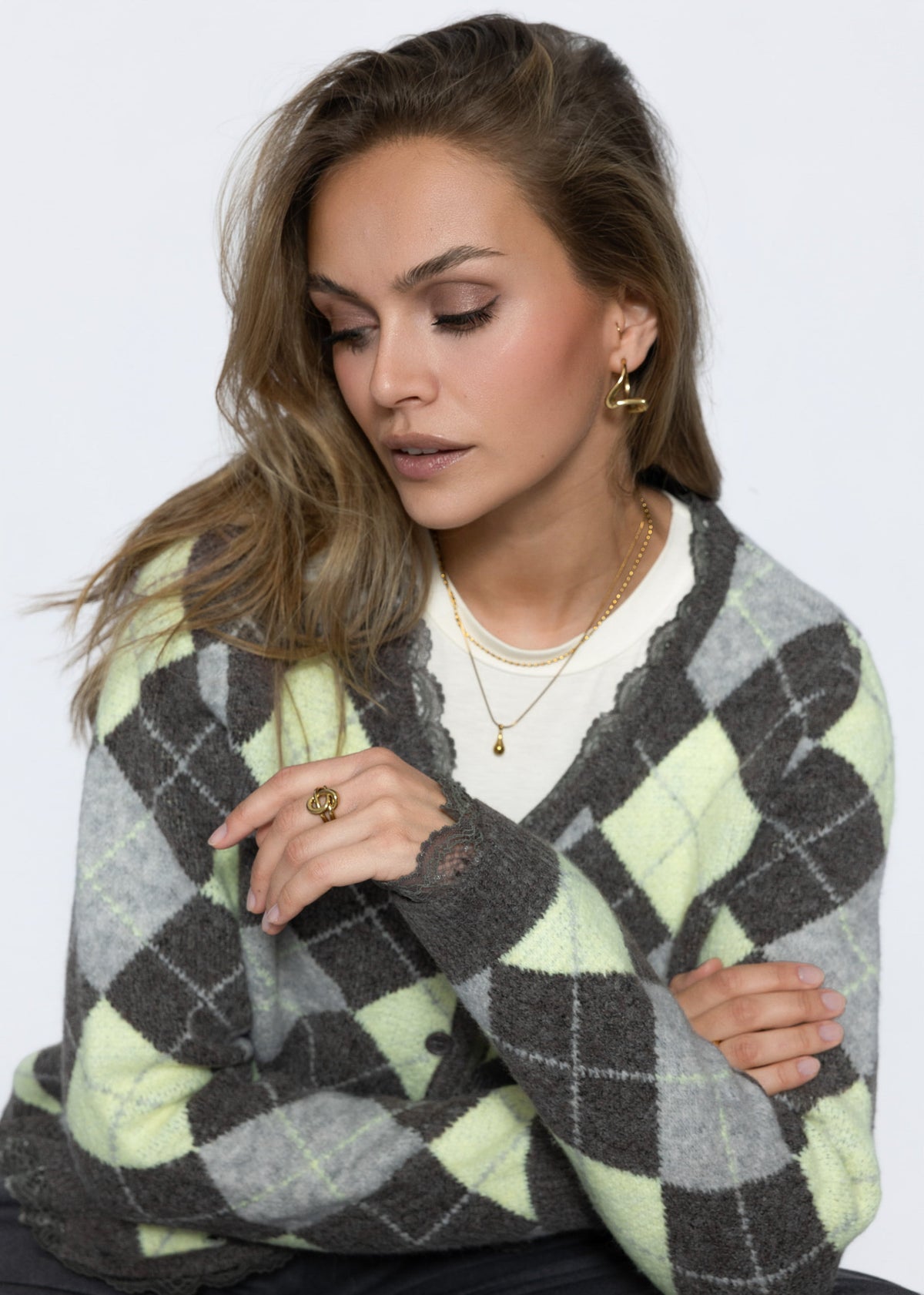 Strickjacke mit Rautenmuster und Spitzenborte - grau