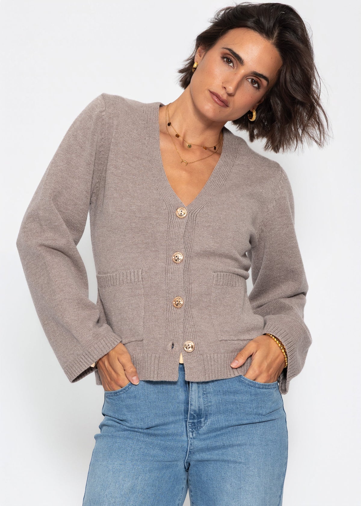 Strickjacke mit V-Ausschnitt und Goldknöpfen - taupe - SASSYCLASSY
