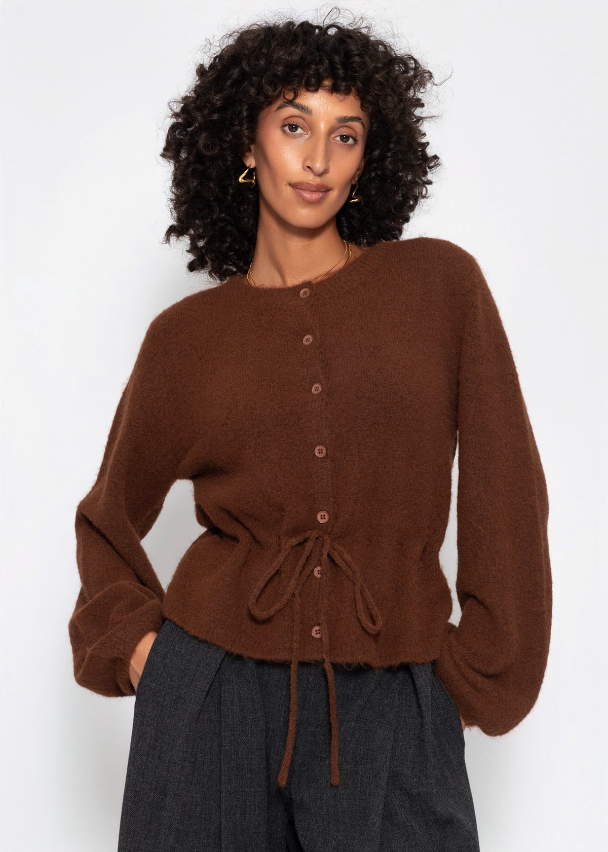 Strickjacke mit verstellbarem Kordelzug - braun