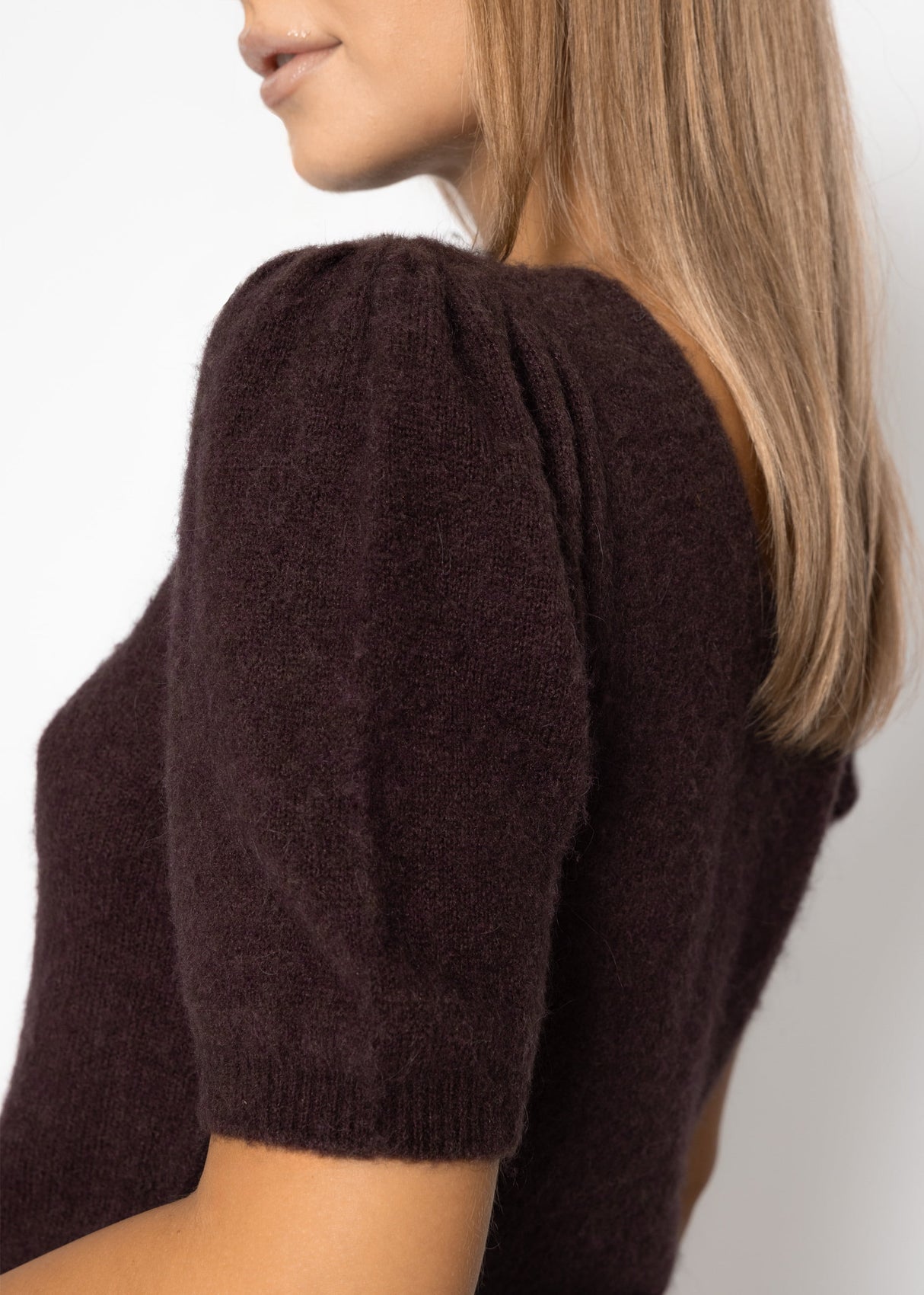 Knitted top with puff sleeves - aubergine brown