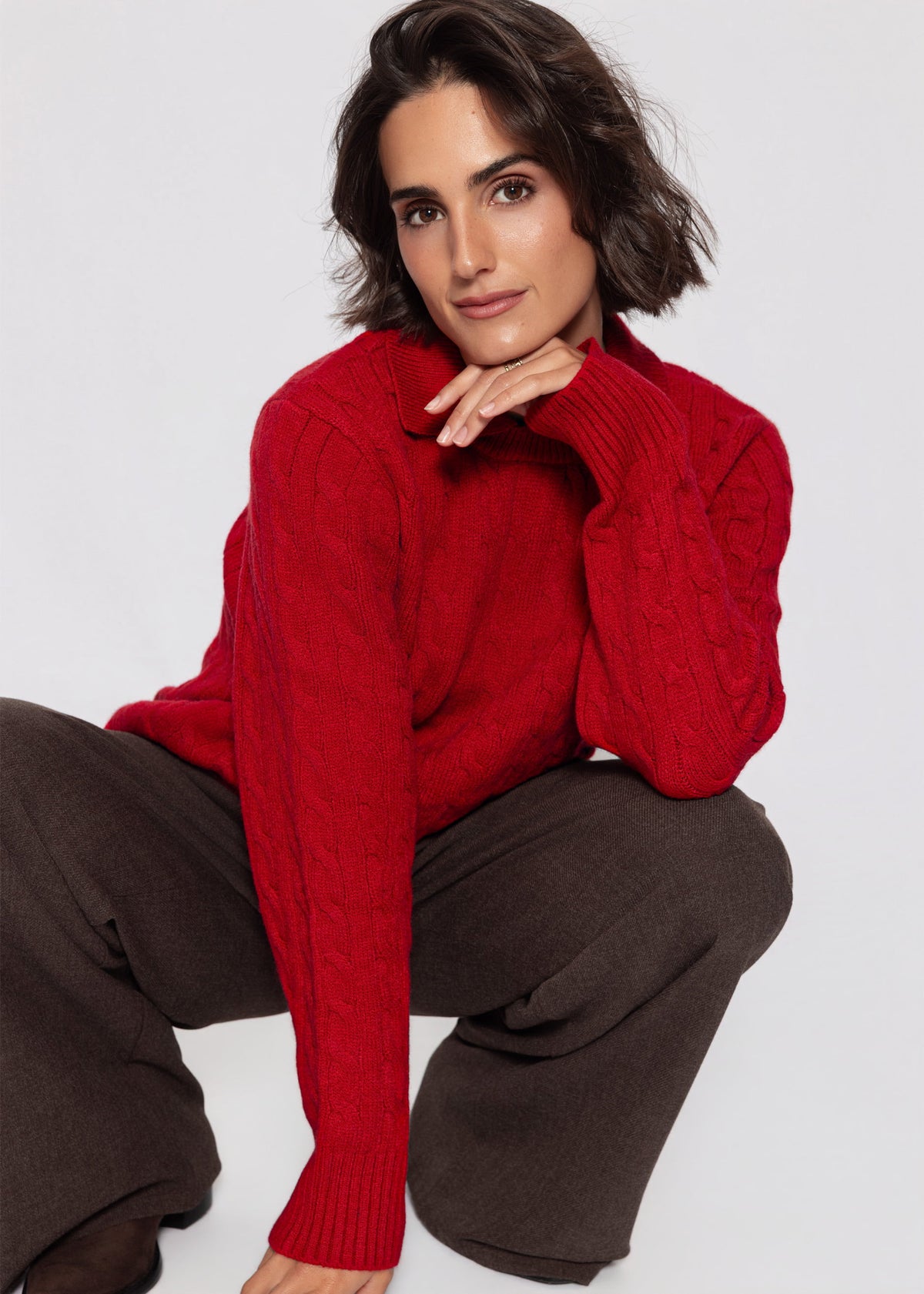 Strickpullover mit Zopfmuster und Kragen - rot