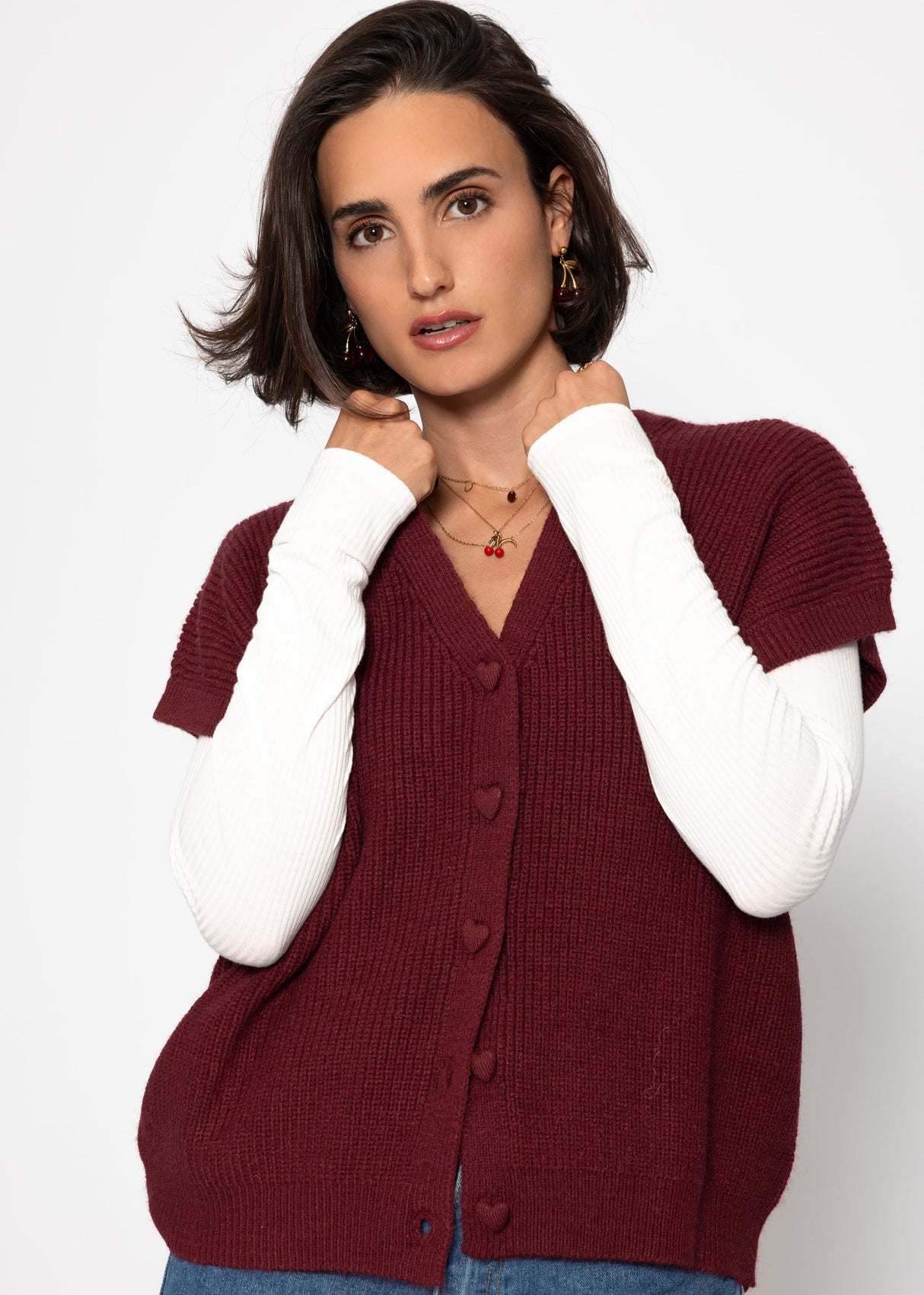 Strickweste mit Herzknöpfen - burgundy