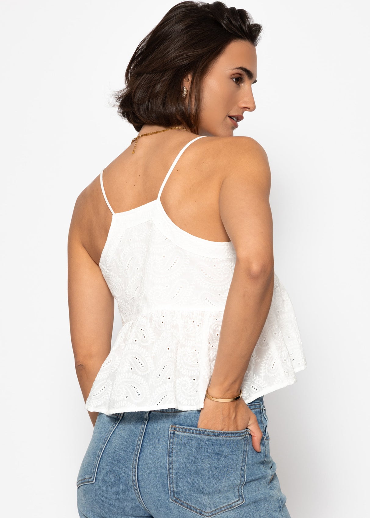 Top mit Volant und Lochstickerei - weiß